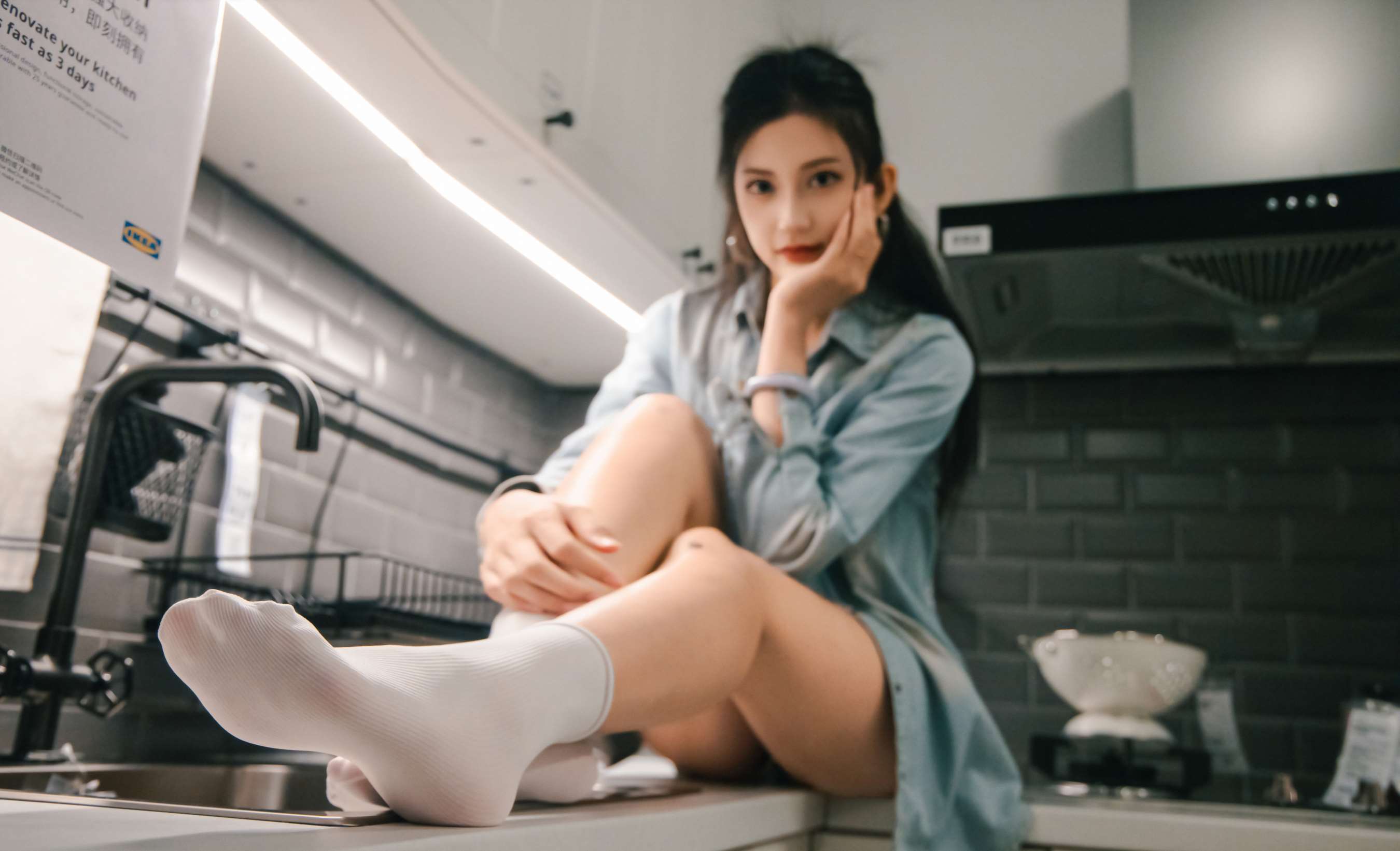 《可乐 板鞋の白棉袜、裸足》作品图