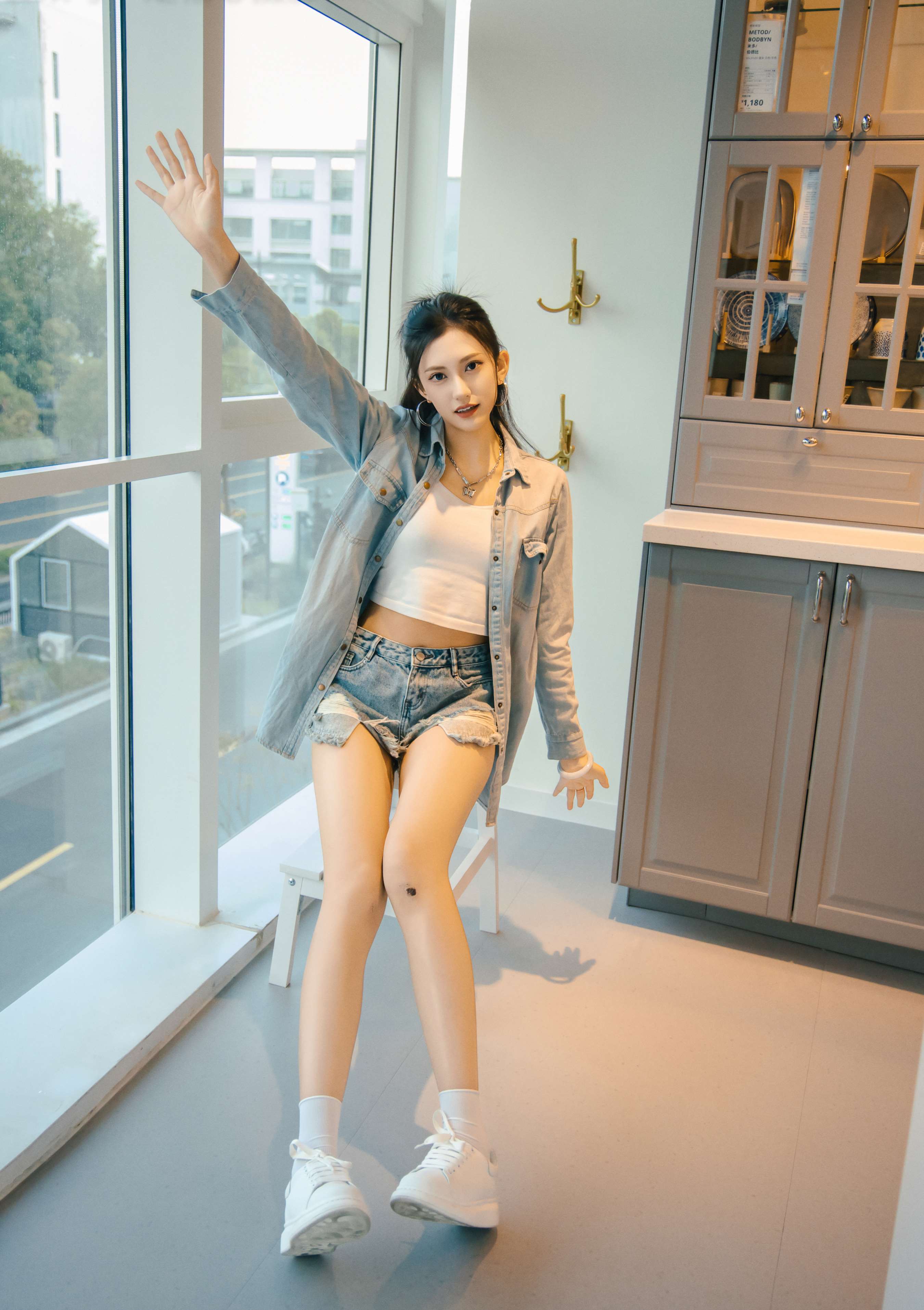 《可乐 板鞋の白棉袜、裸足》作品图