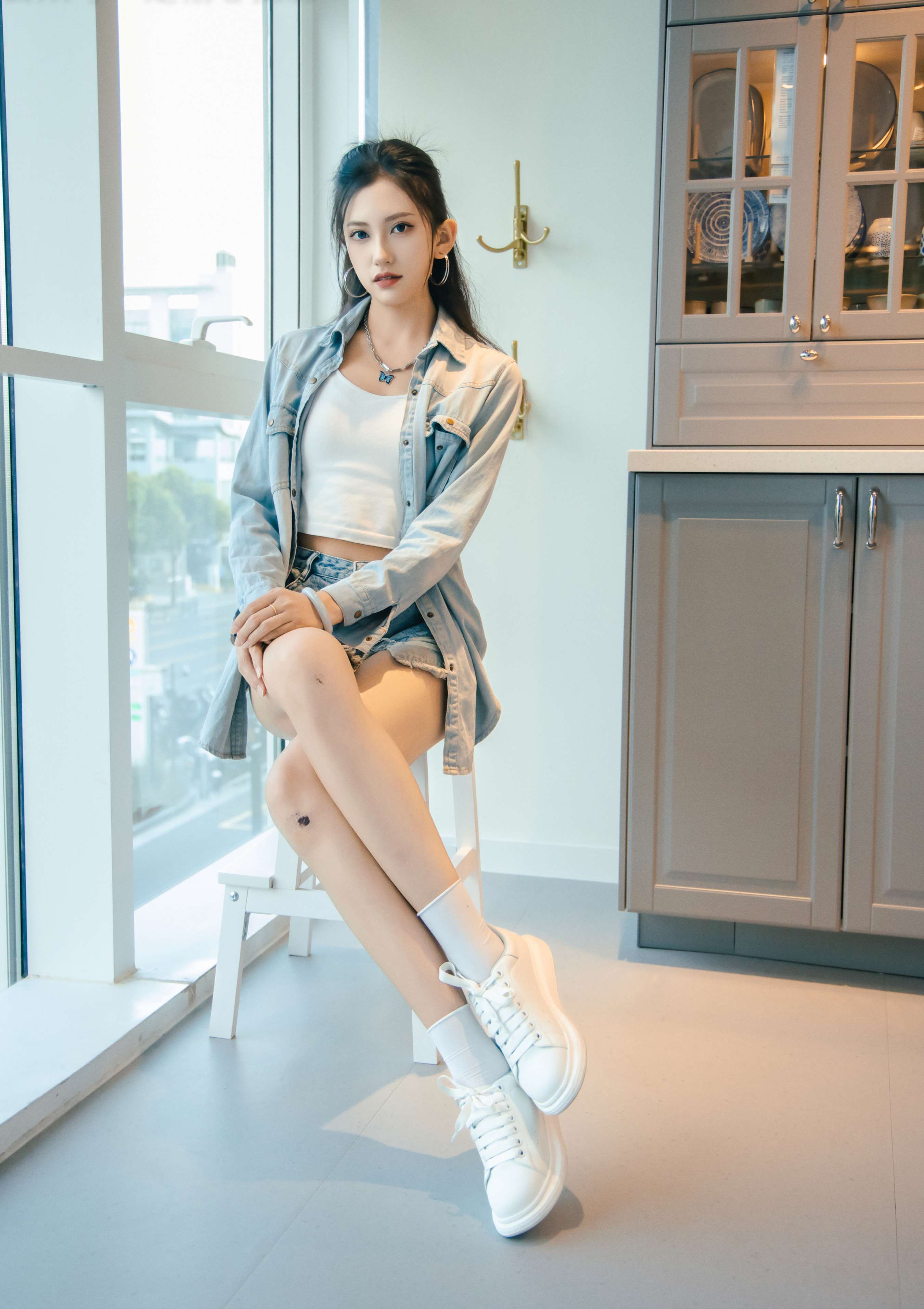 《可乐 板鞋の白棉袜、裸足》作品图