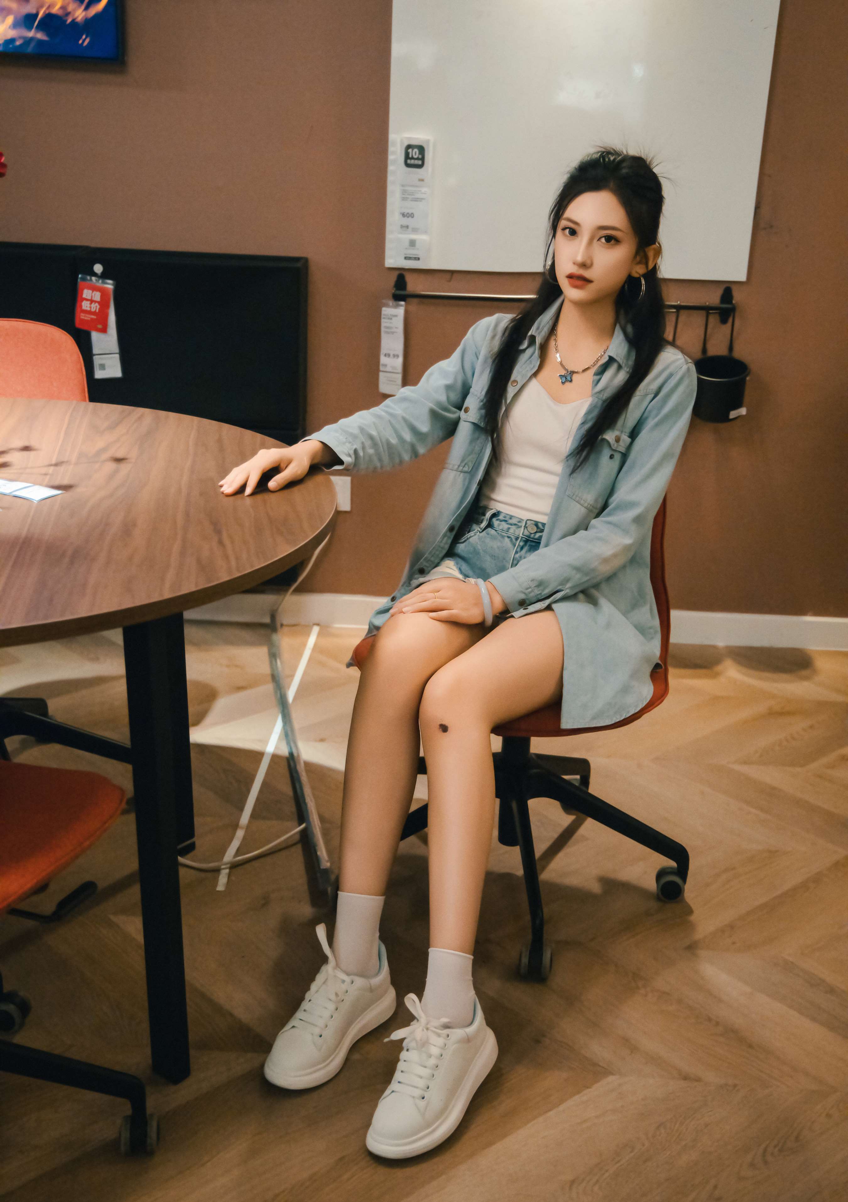 《可乐 板鞋の白棉袜、裸足》作品图