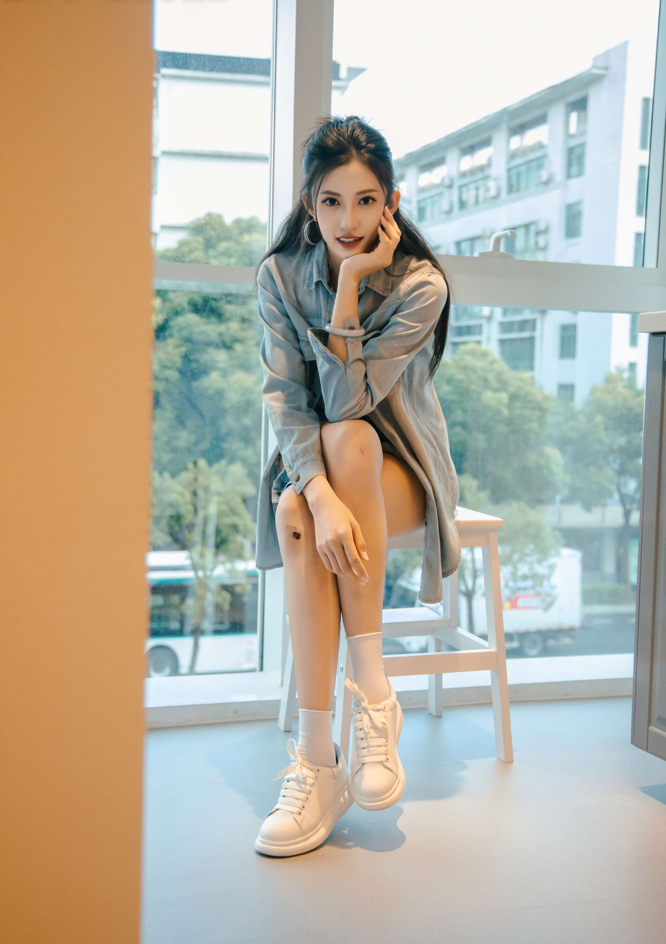 《可乐 板鞋の白棉袜、裸足》作品图