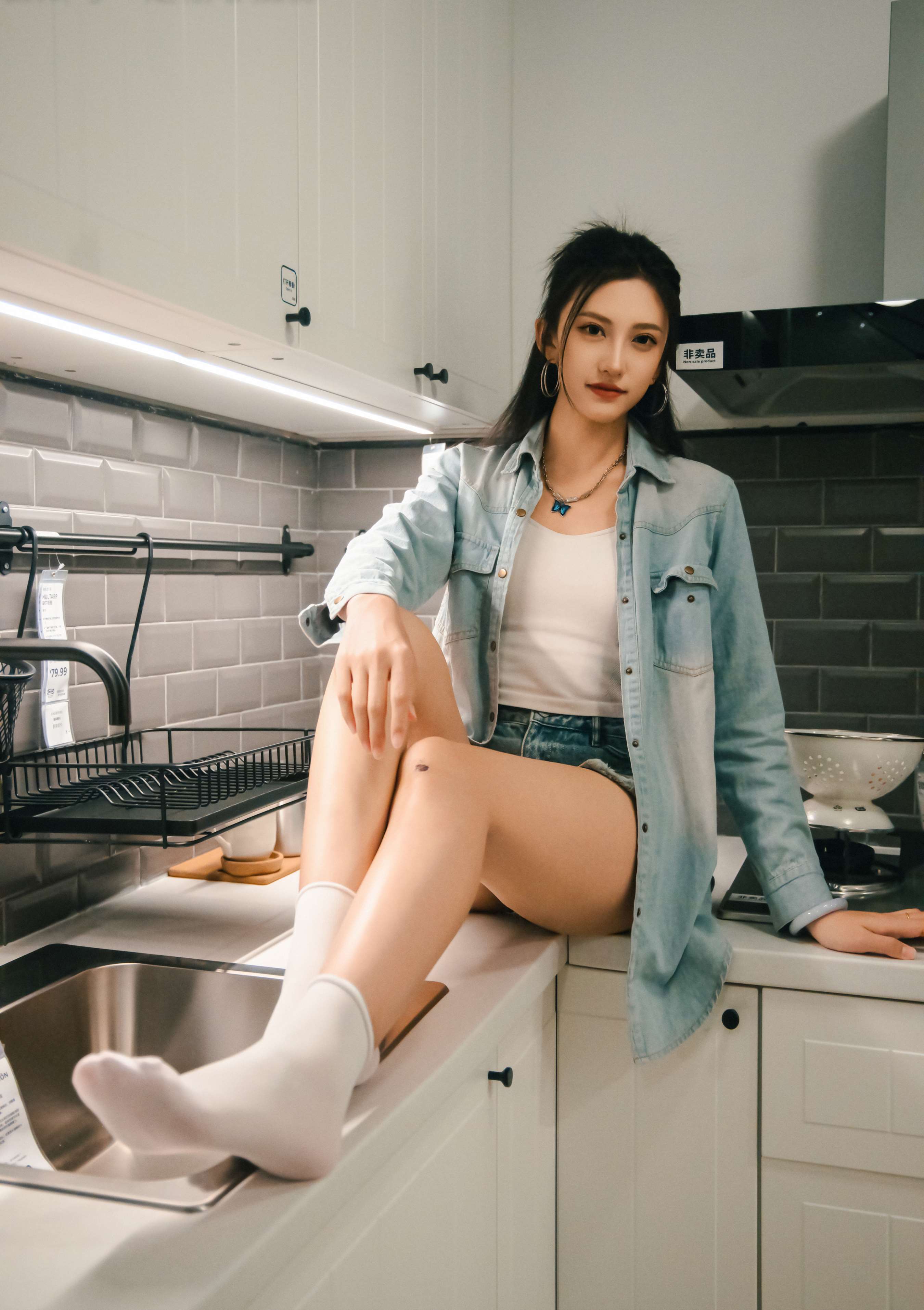 《可乐 板鞋の白棉袜、裸足》作品图