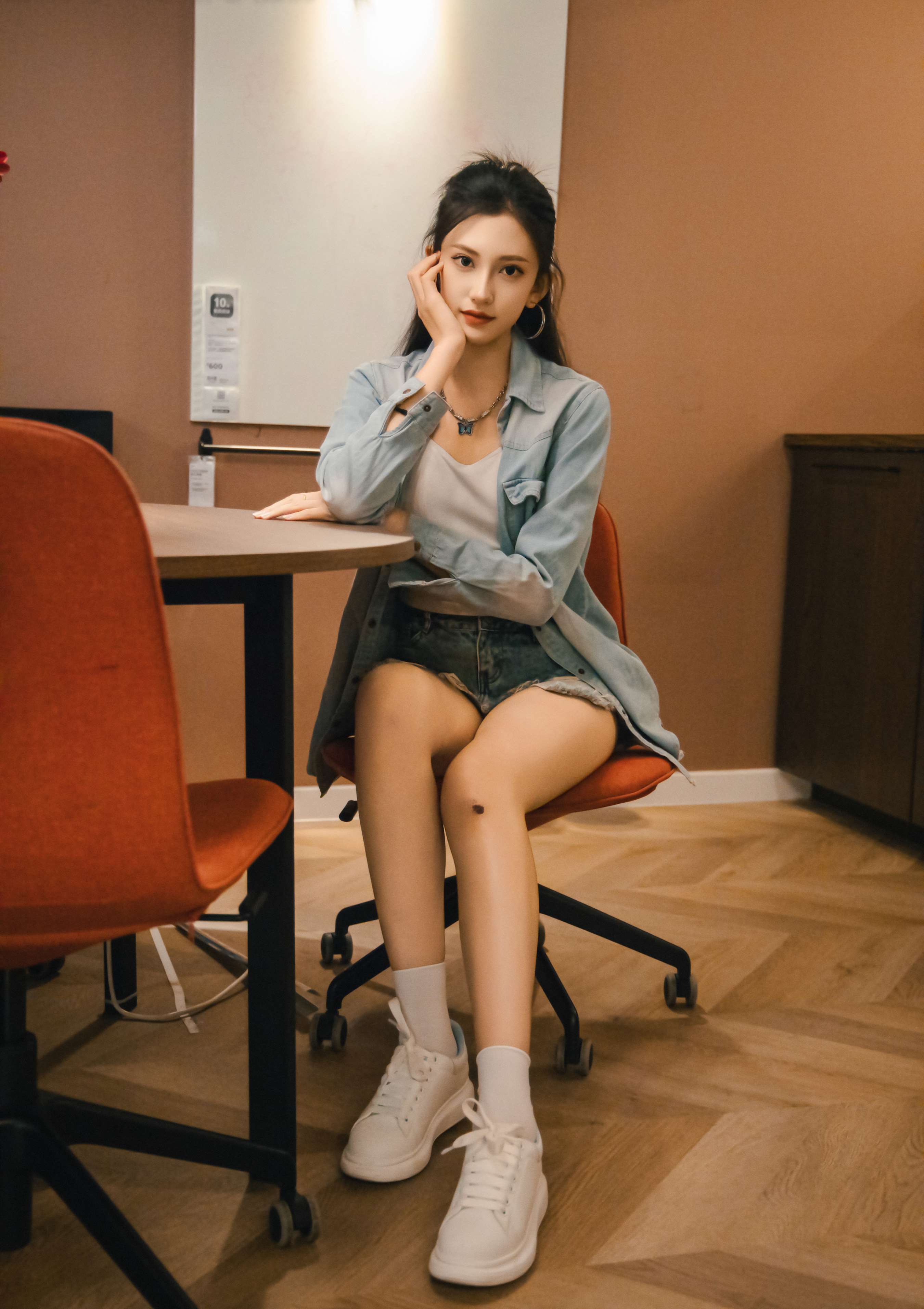 《可乐 板鞋の白棉袜、裸足》作品图