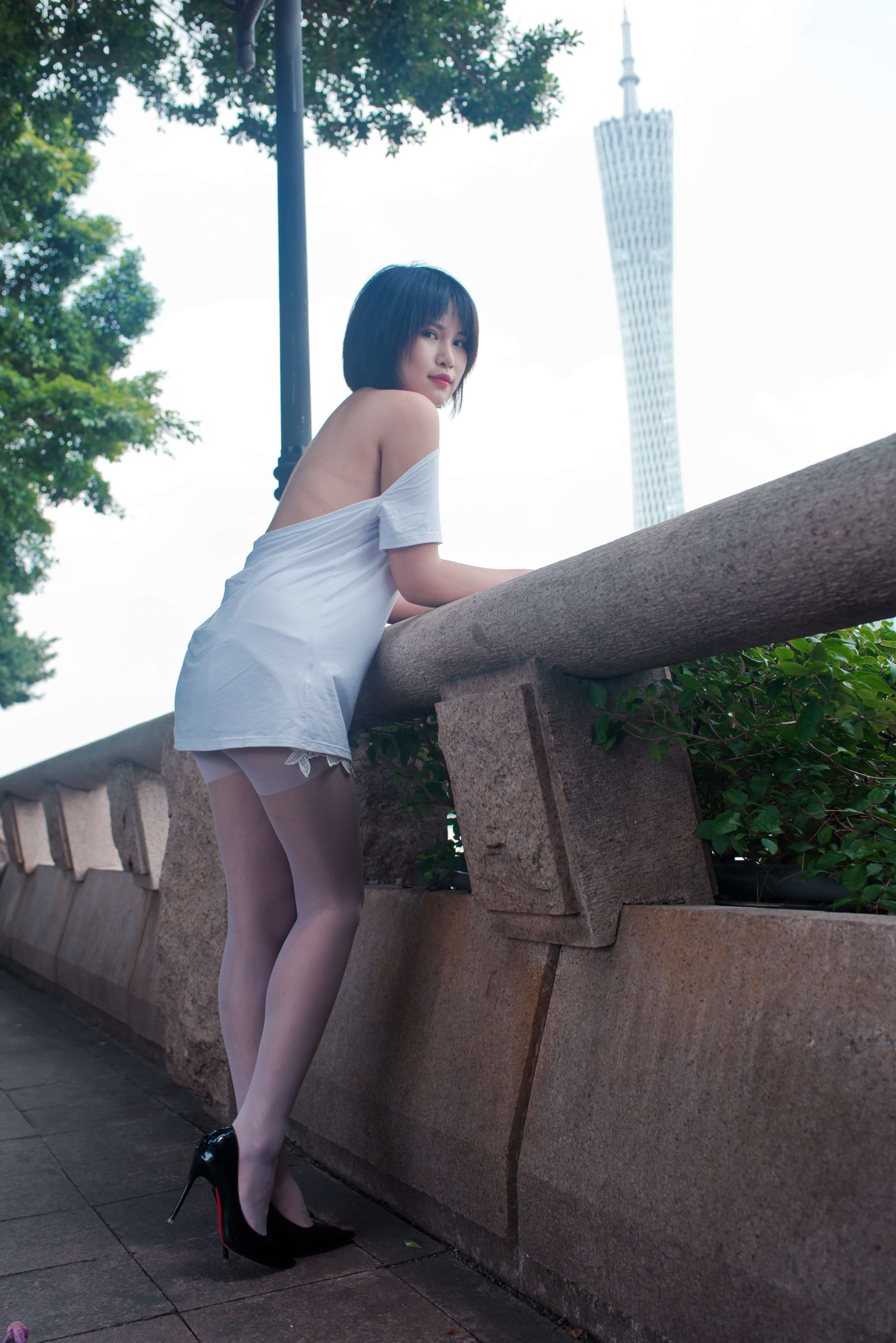 《美女萌宝儿穿着大露背的白丝足》作品图