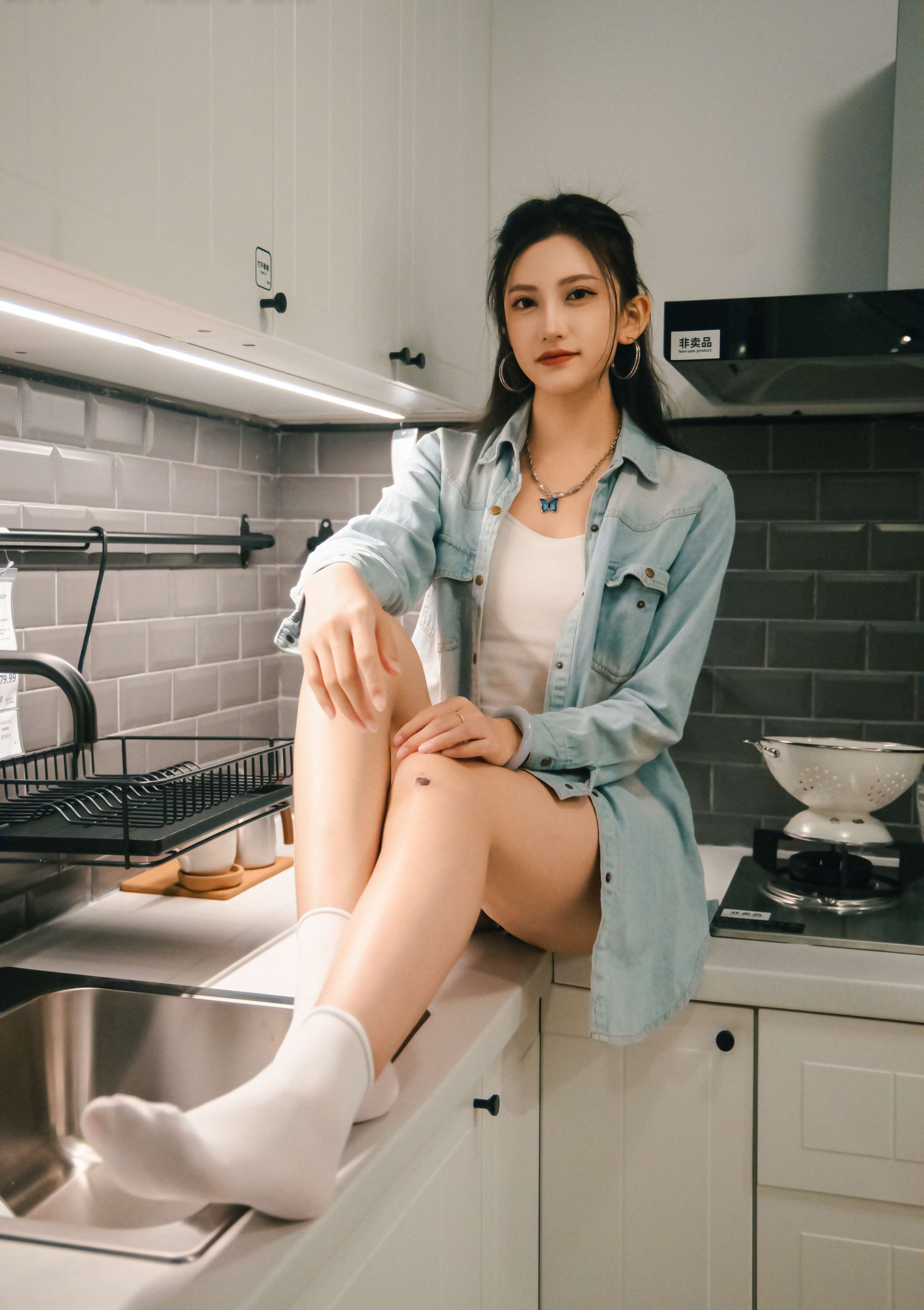 《可乐 板鞋の白棉袜、裸足》作品图