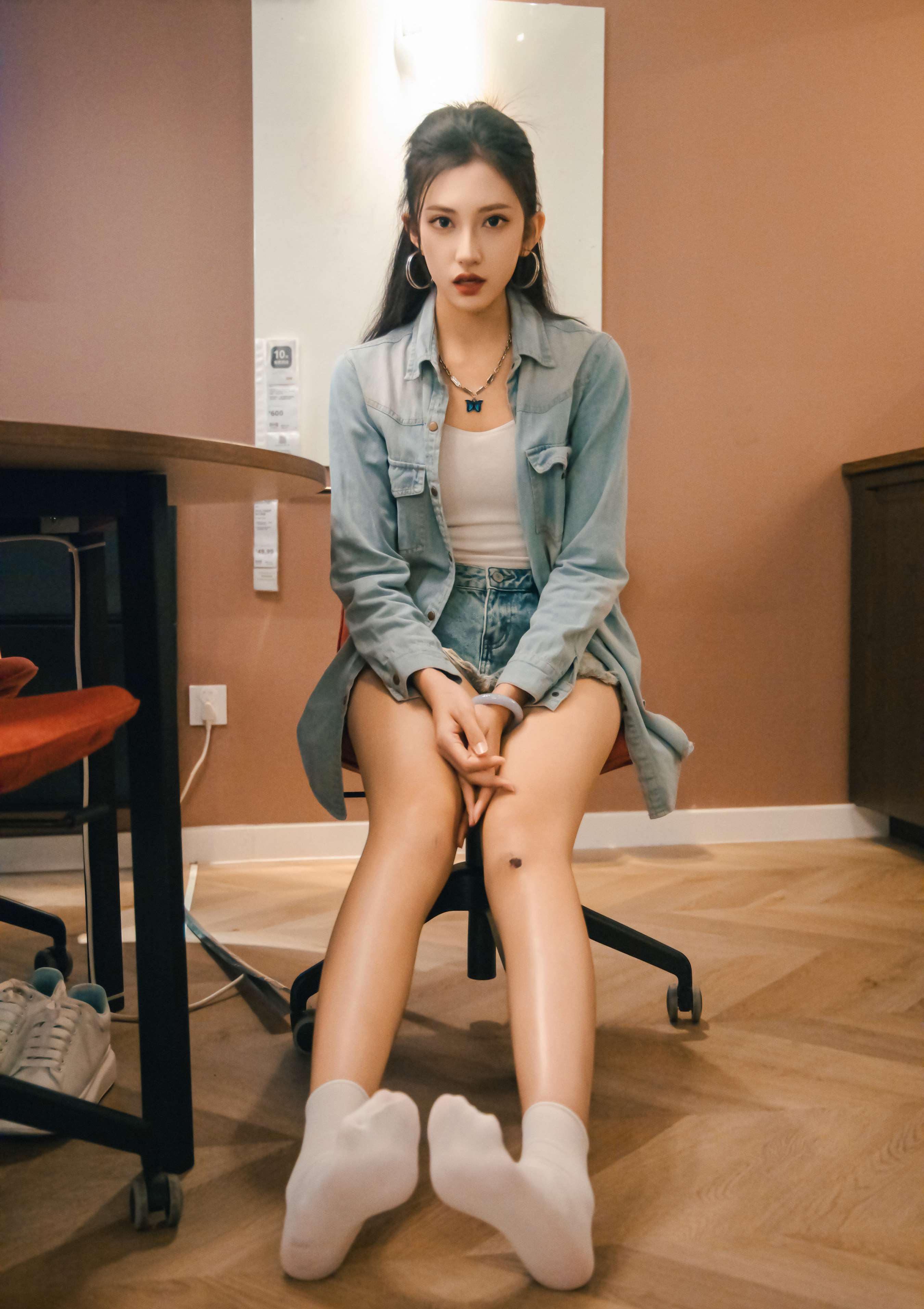 《可乐 板鞋の白棉袜、裸足》作品图