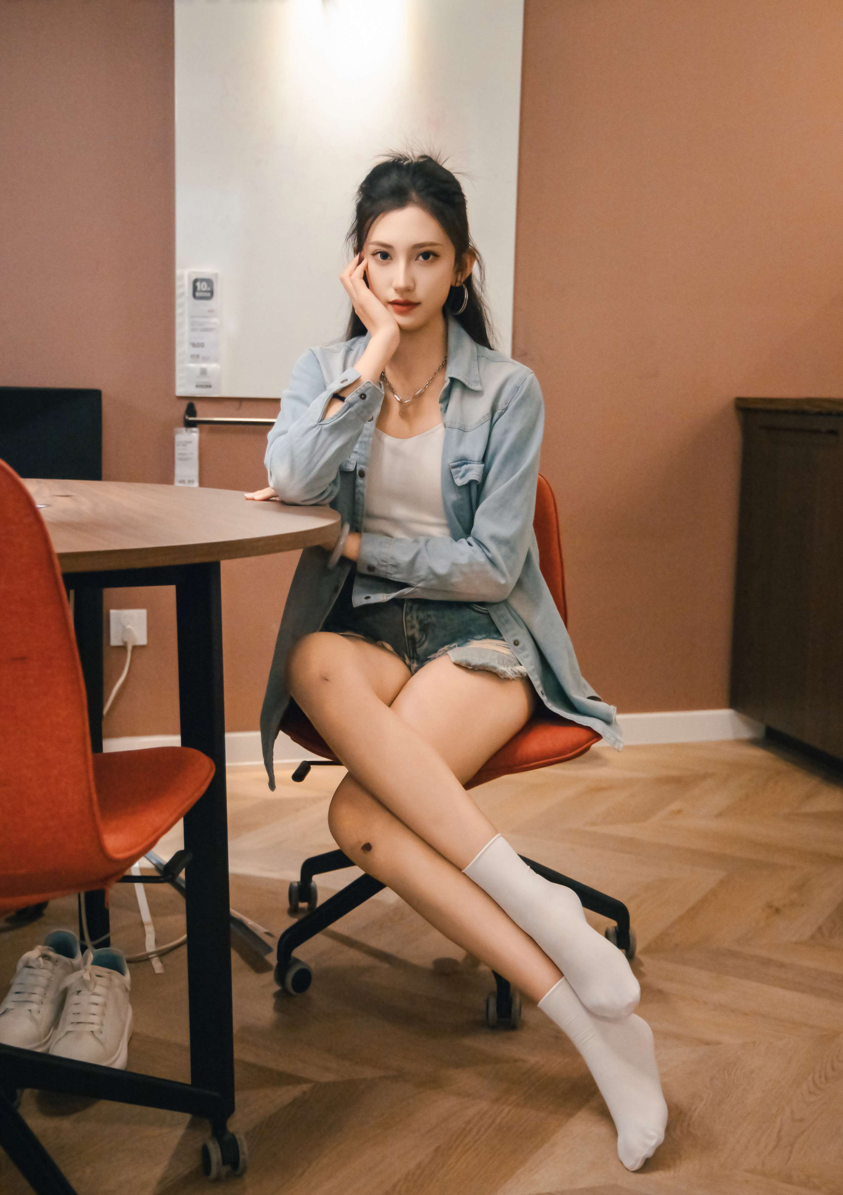 《可乐 板鞋の白棉袜、裸足》作品图