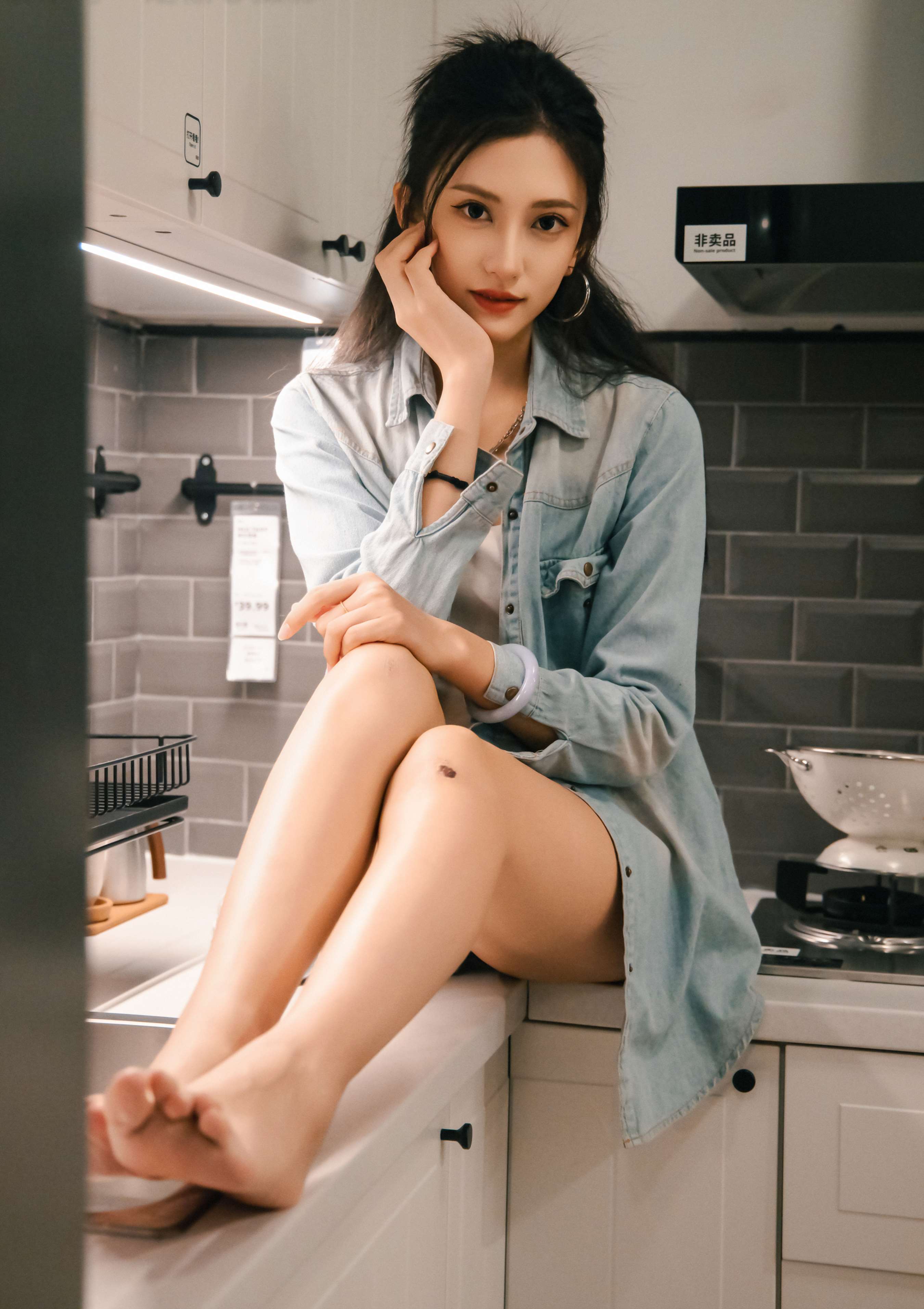 《可乐 板鞋の白棉袜、裸足》作品图