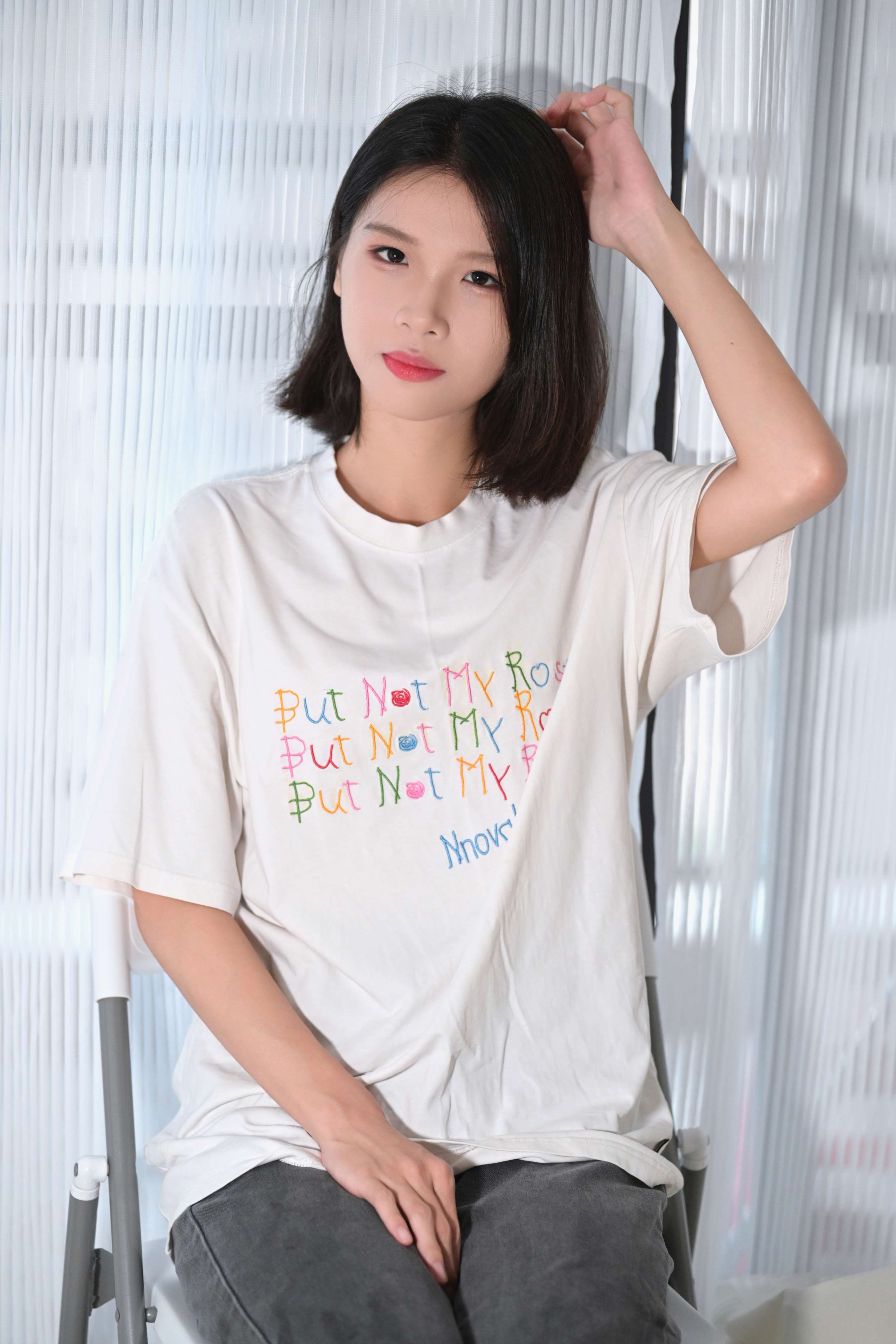 《少女 布鞋の棉袜、赤足》作品图