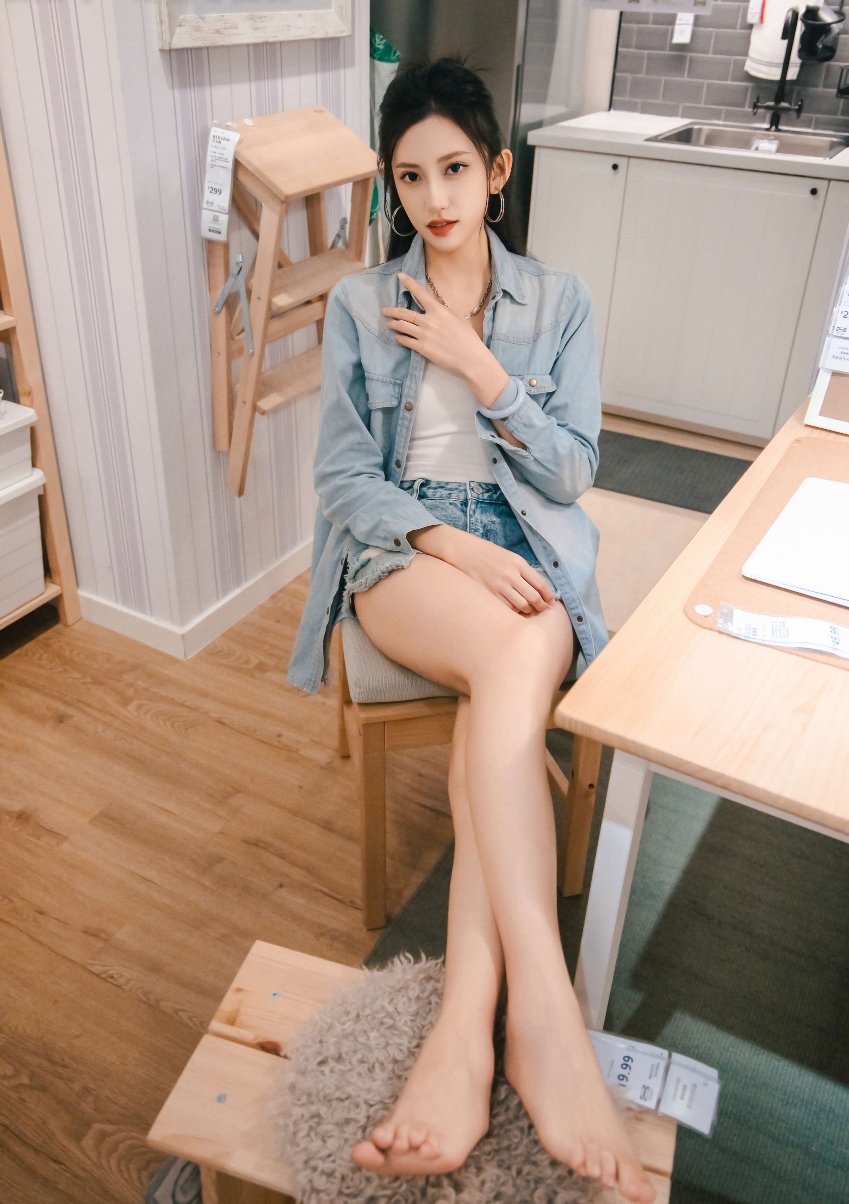 《可乐 板鞋の白棉袜、裸足》作品图