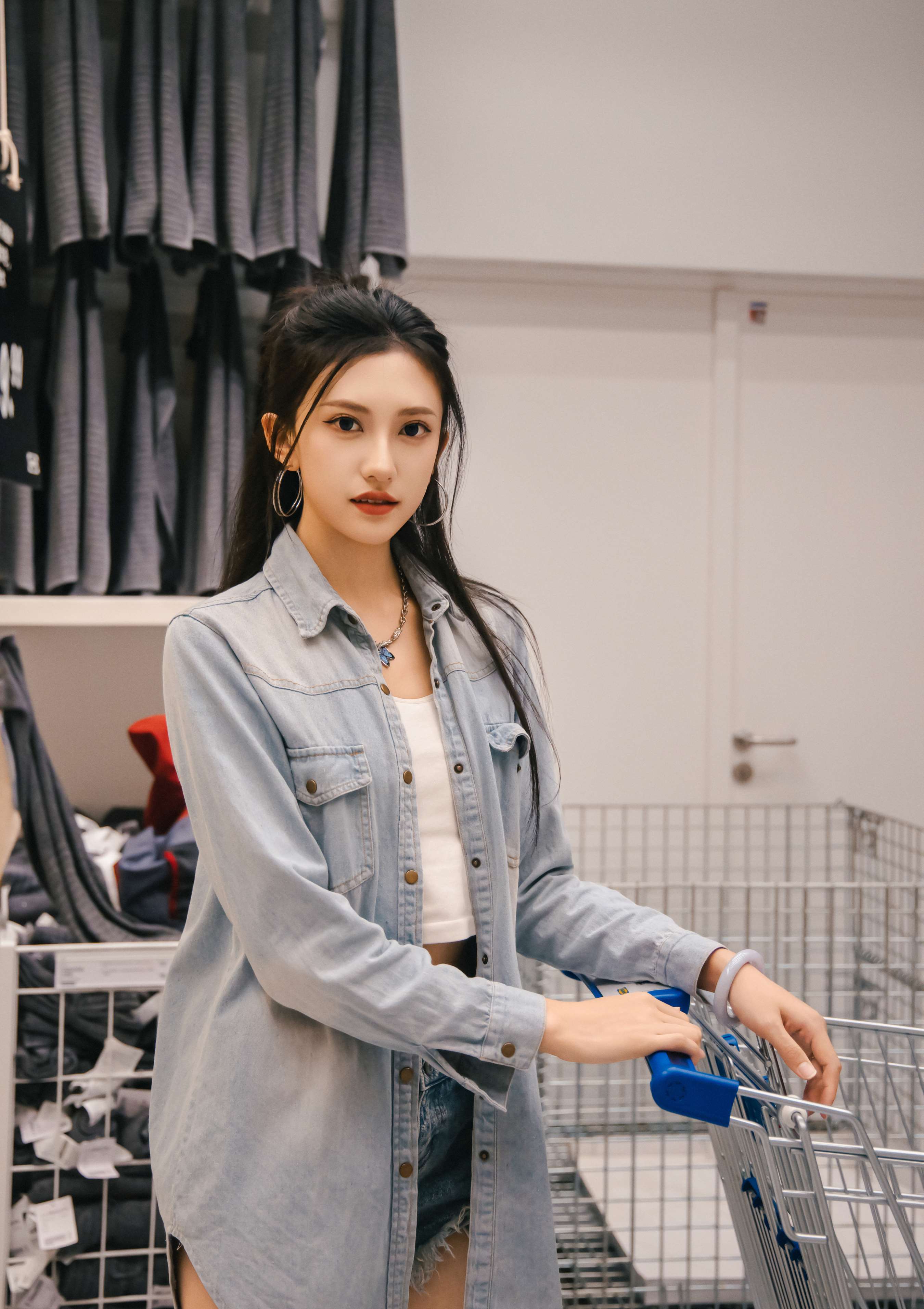 《可乐 板鞋の白棉袜、裸足》作品图