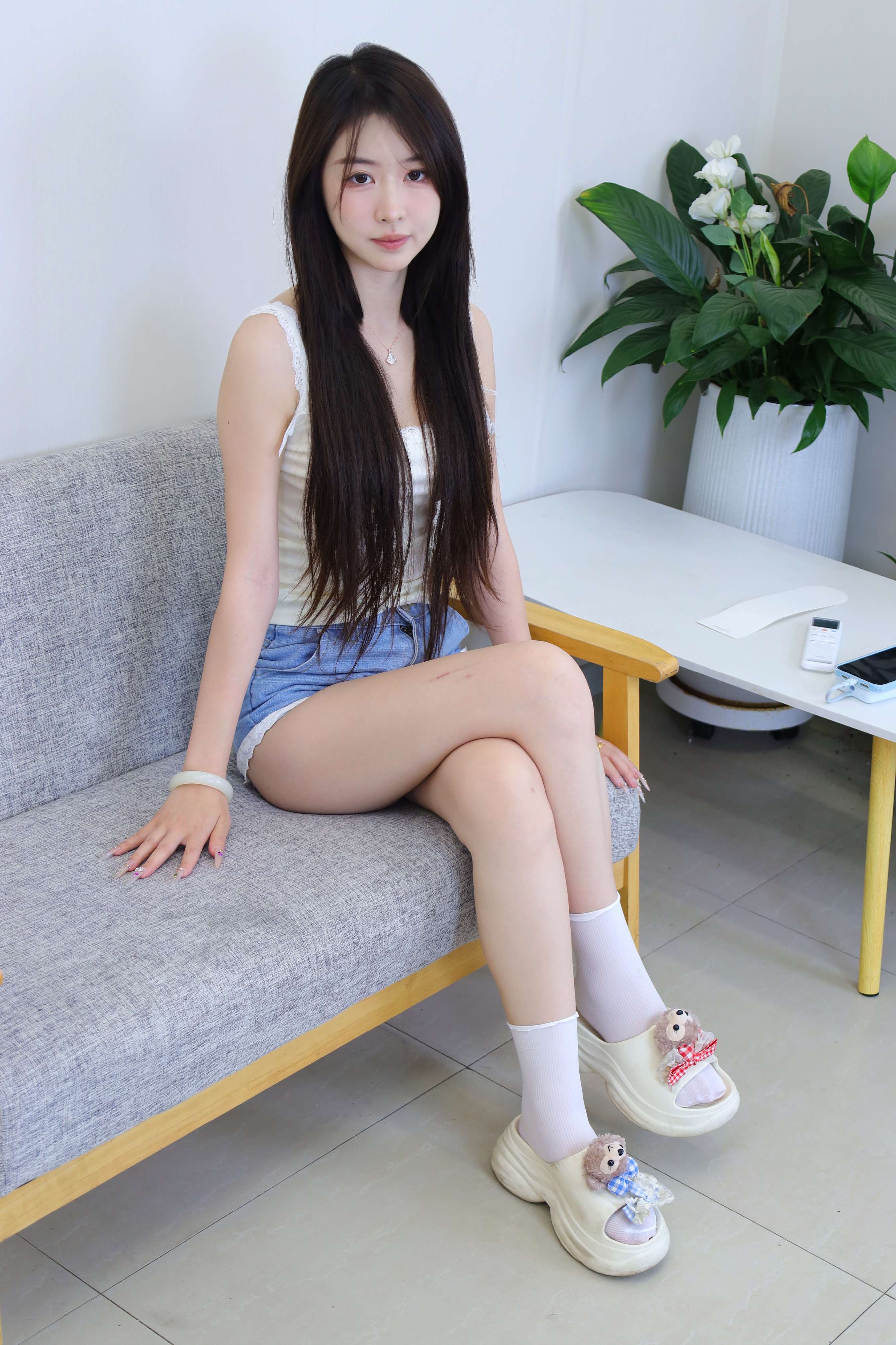 《依依 牛仔热裤の棉袜、赤足》作品图