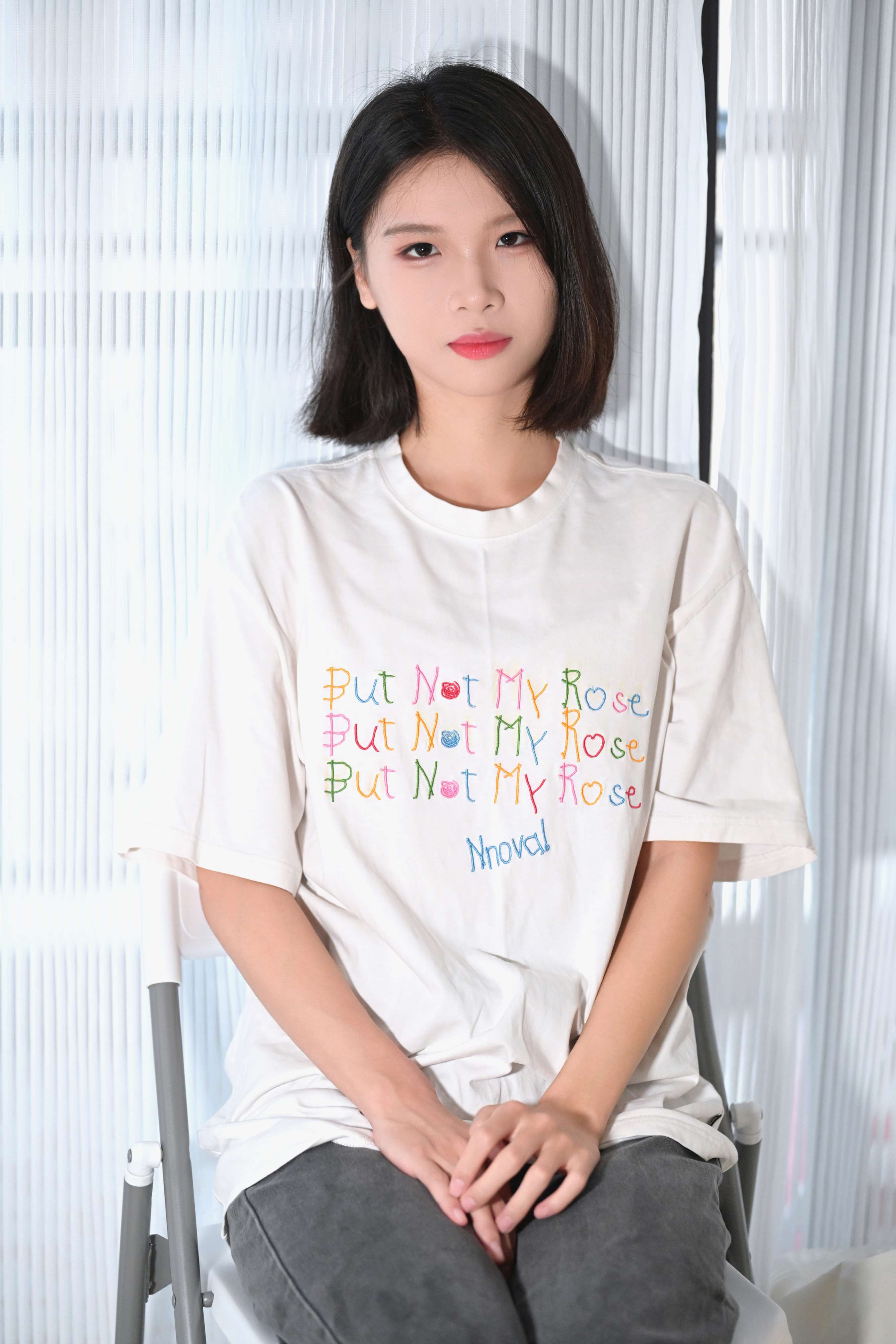 《少女 布鞋の棉袜、赤足》作品图