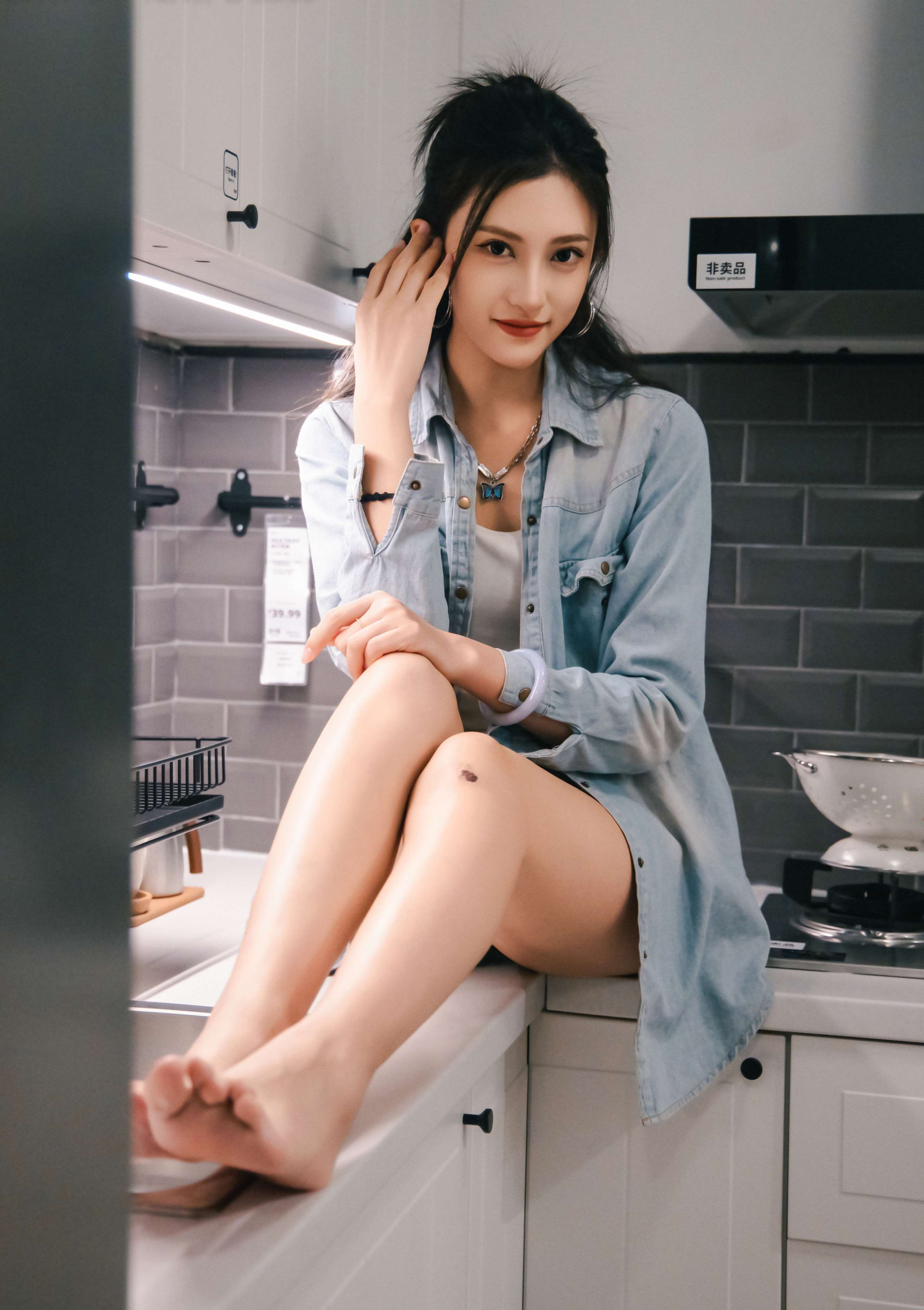 《可乐 板鞋の白棉袜、裸足》作品图