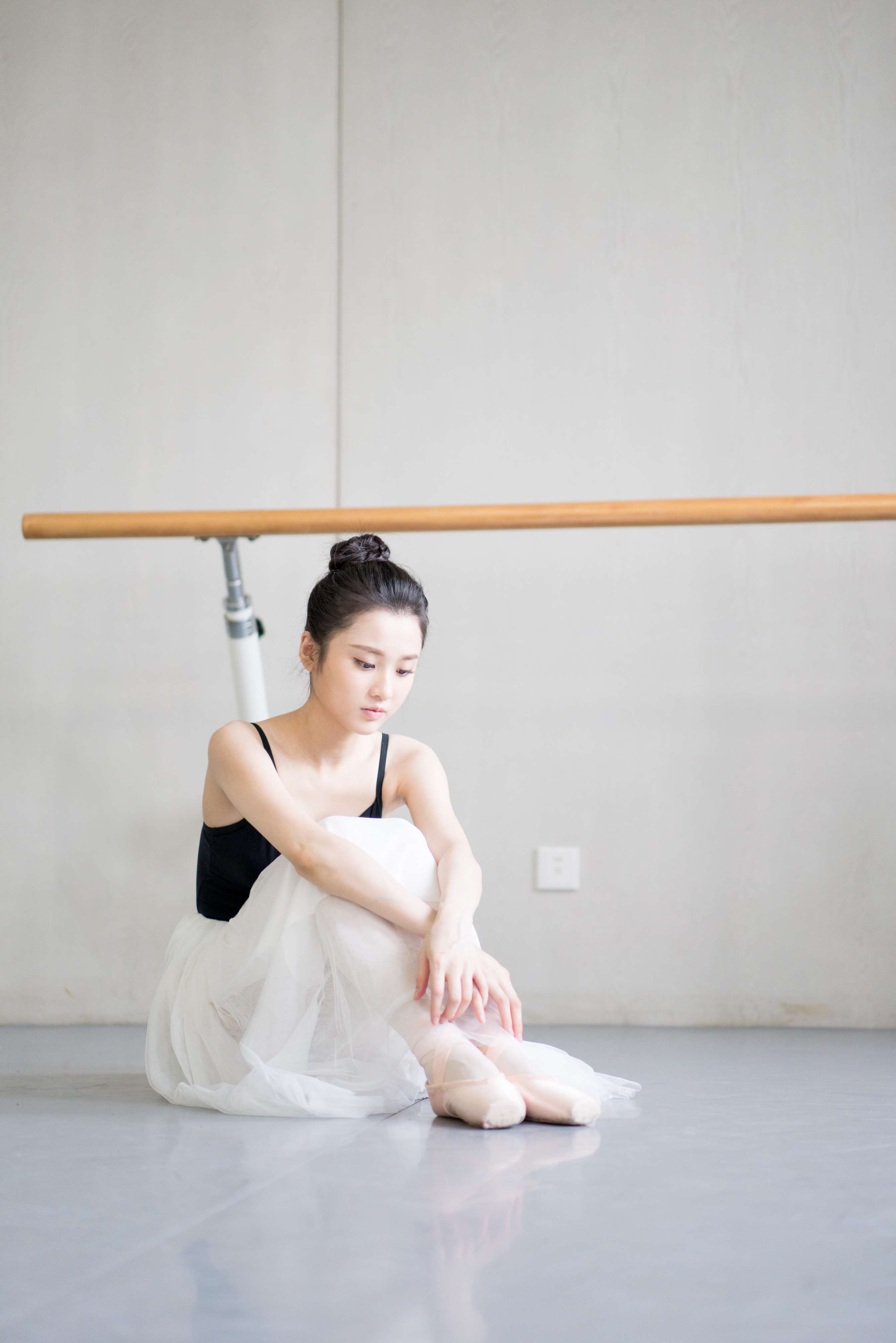 《舞蹈生芭蕾白裙练舞》作品图