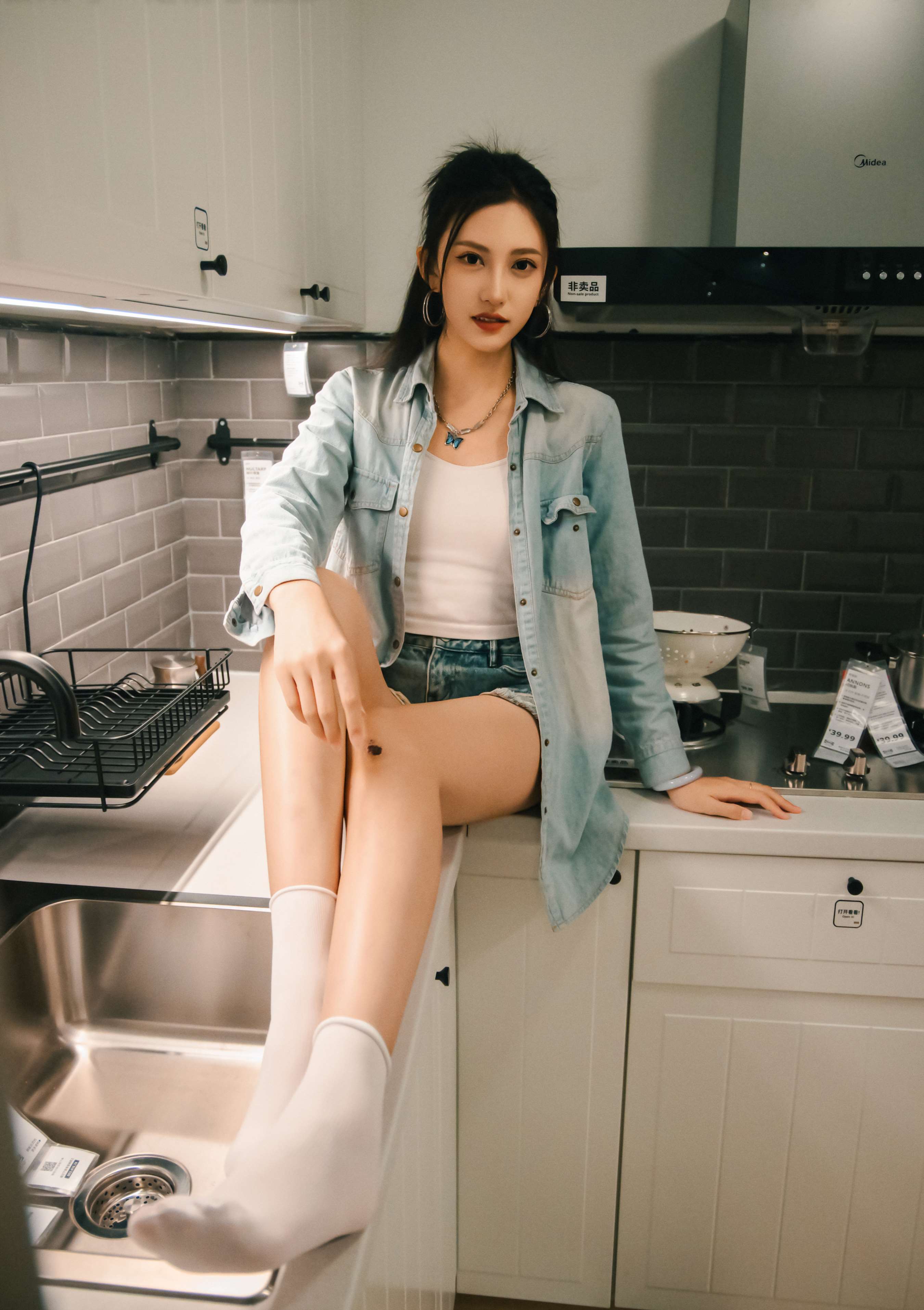 《可乐 板鞋の白棉袜、裸足》作品图