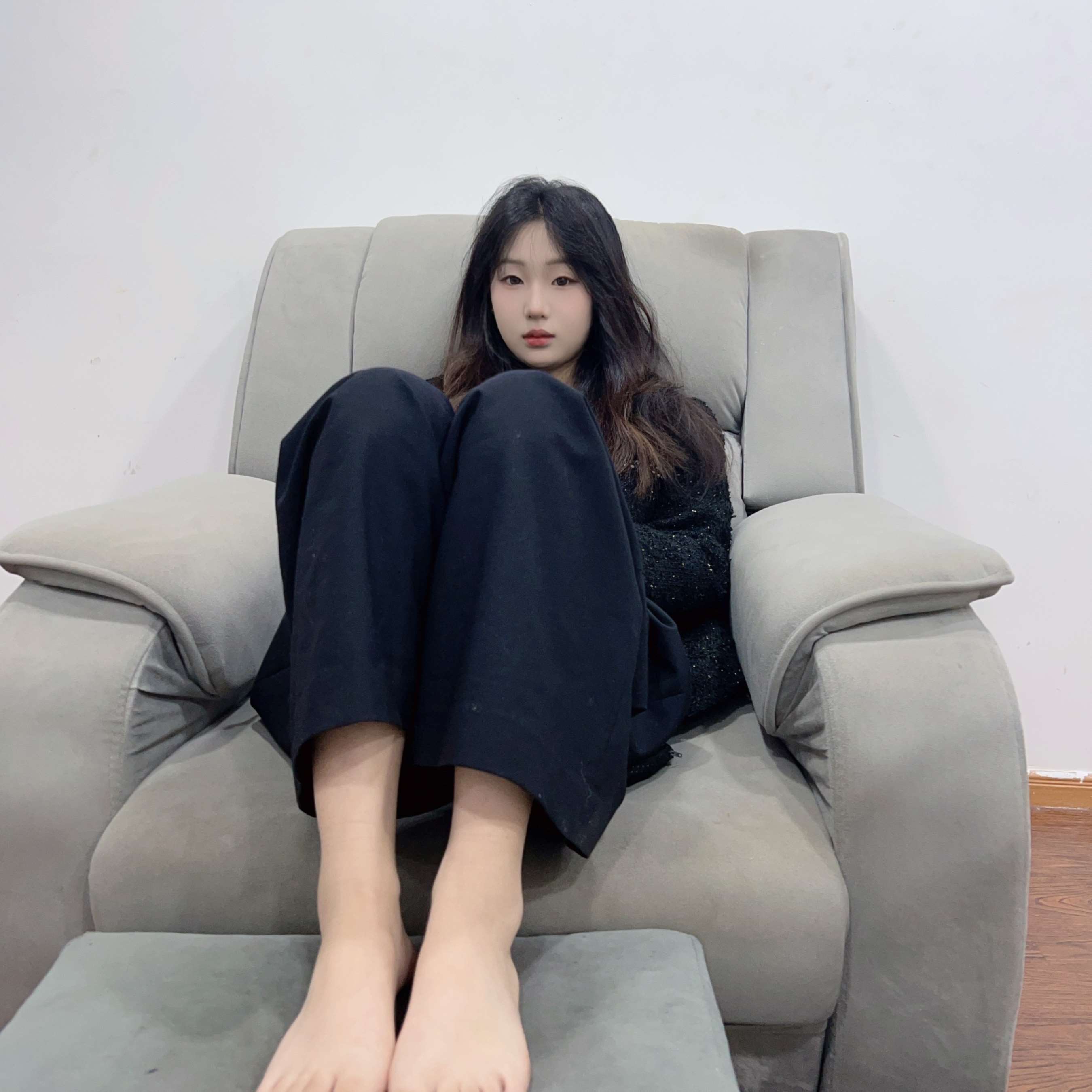 《黑衣小姐姐的嫩足》作品图