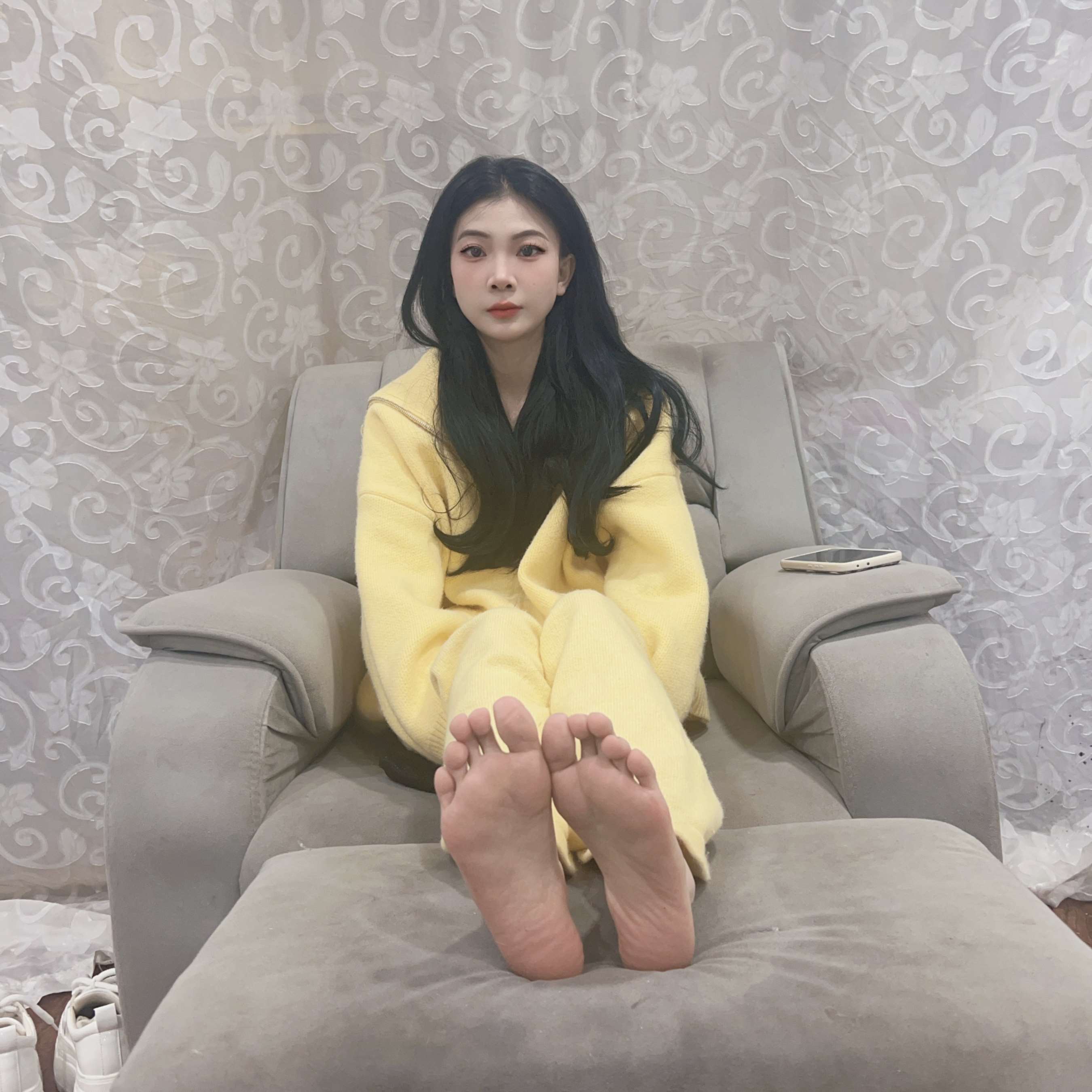 《黄衣少女的嫩足》作品图