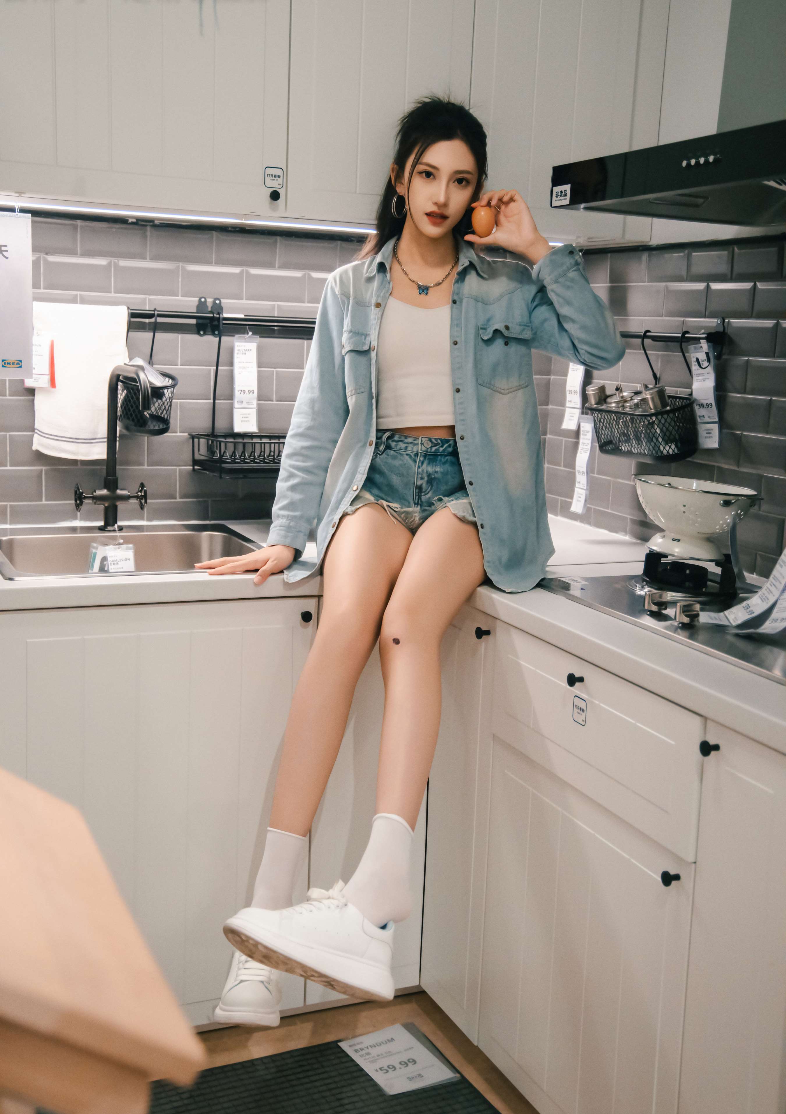 《可乐 板鞋の白棉袜、裸足》作品图