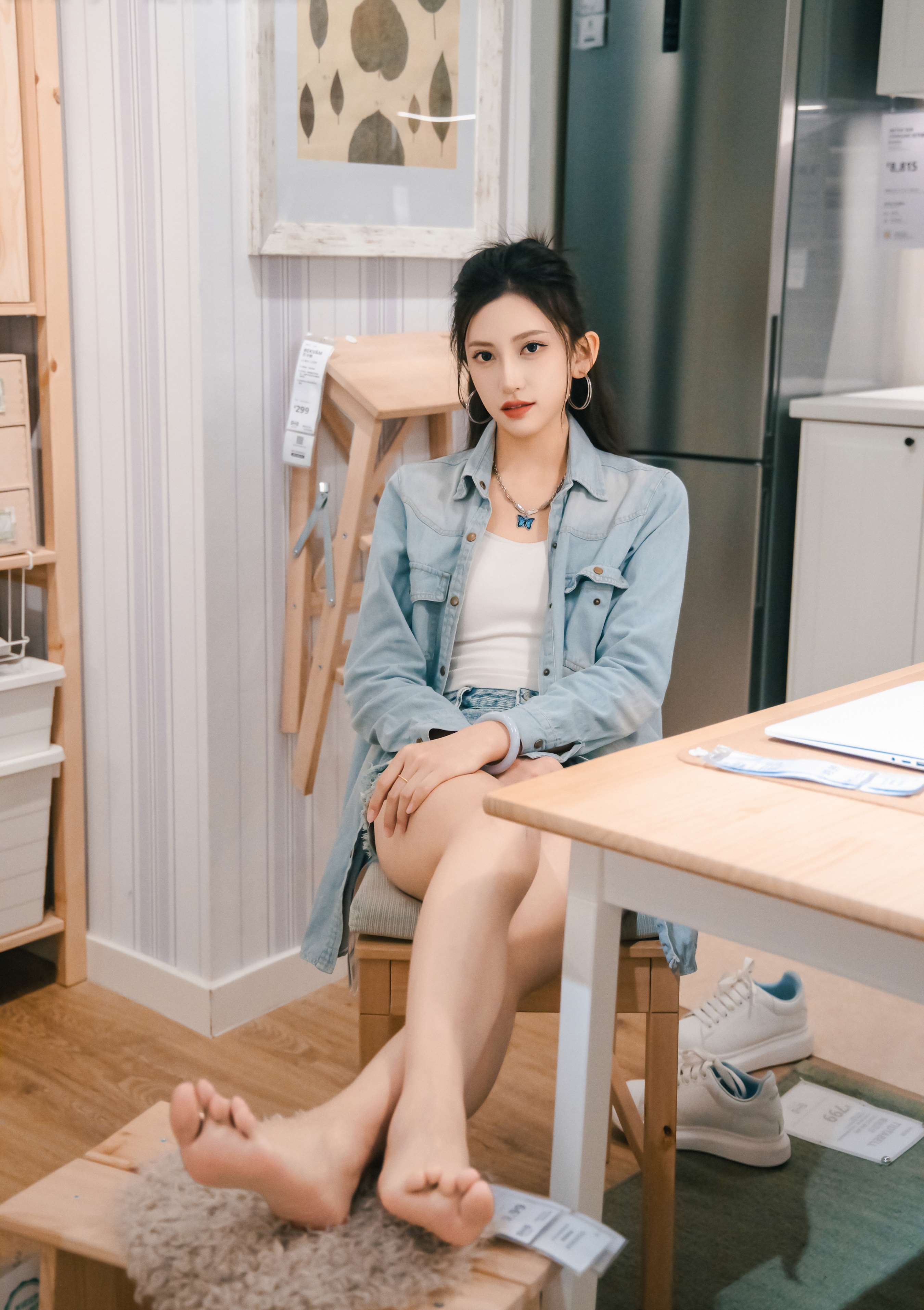 《可乐 板鞋の白棉袜、裸足》作品图