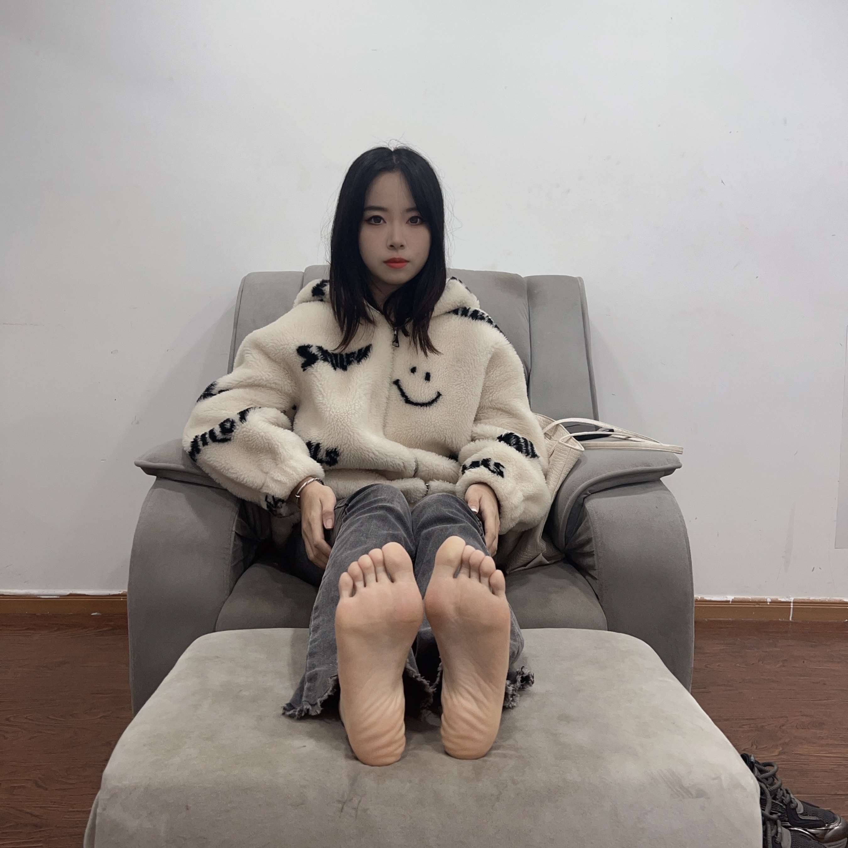 《毛衣少女-牛仔裤の嫩足》作品图