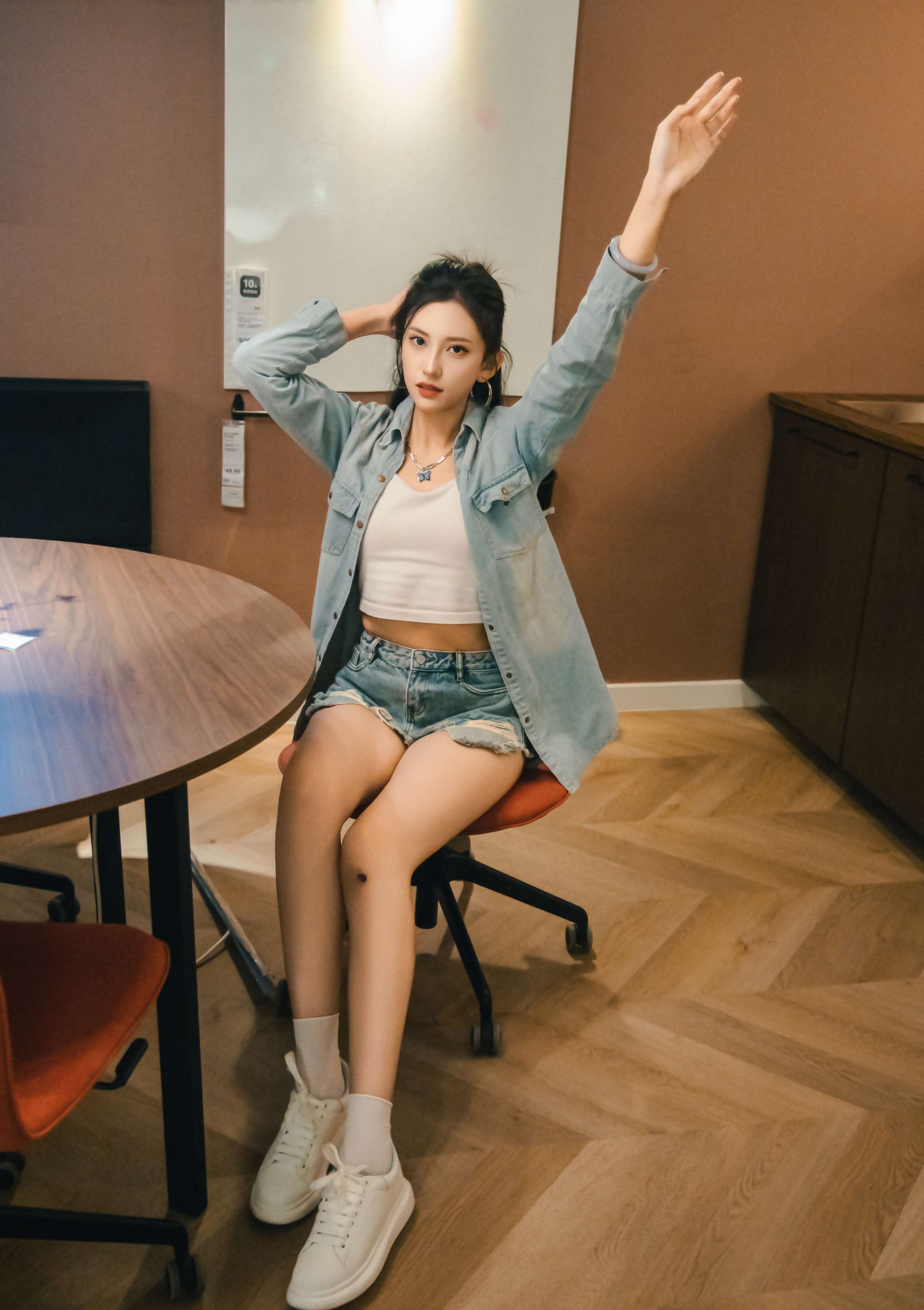 《可乐 板鞋の白棉袜、裸足》作品图