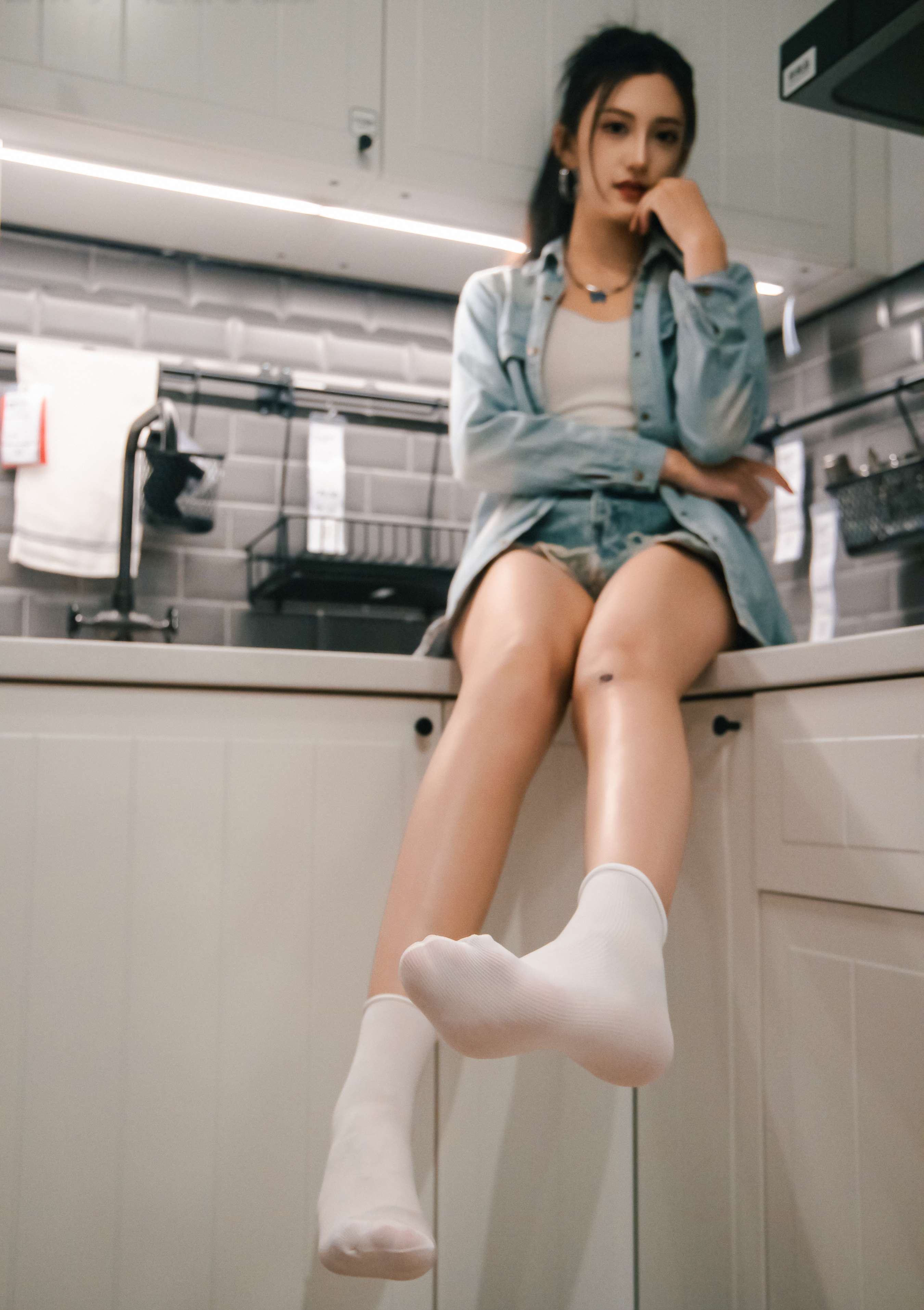 《可乐 板鞋の白棉袜、裸足》作品图