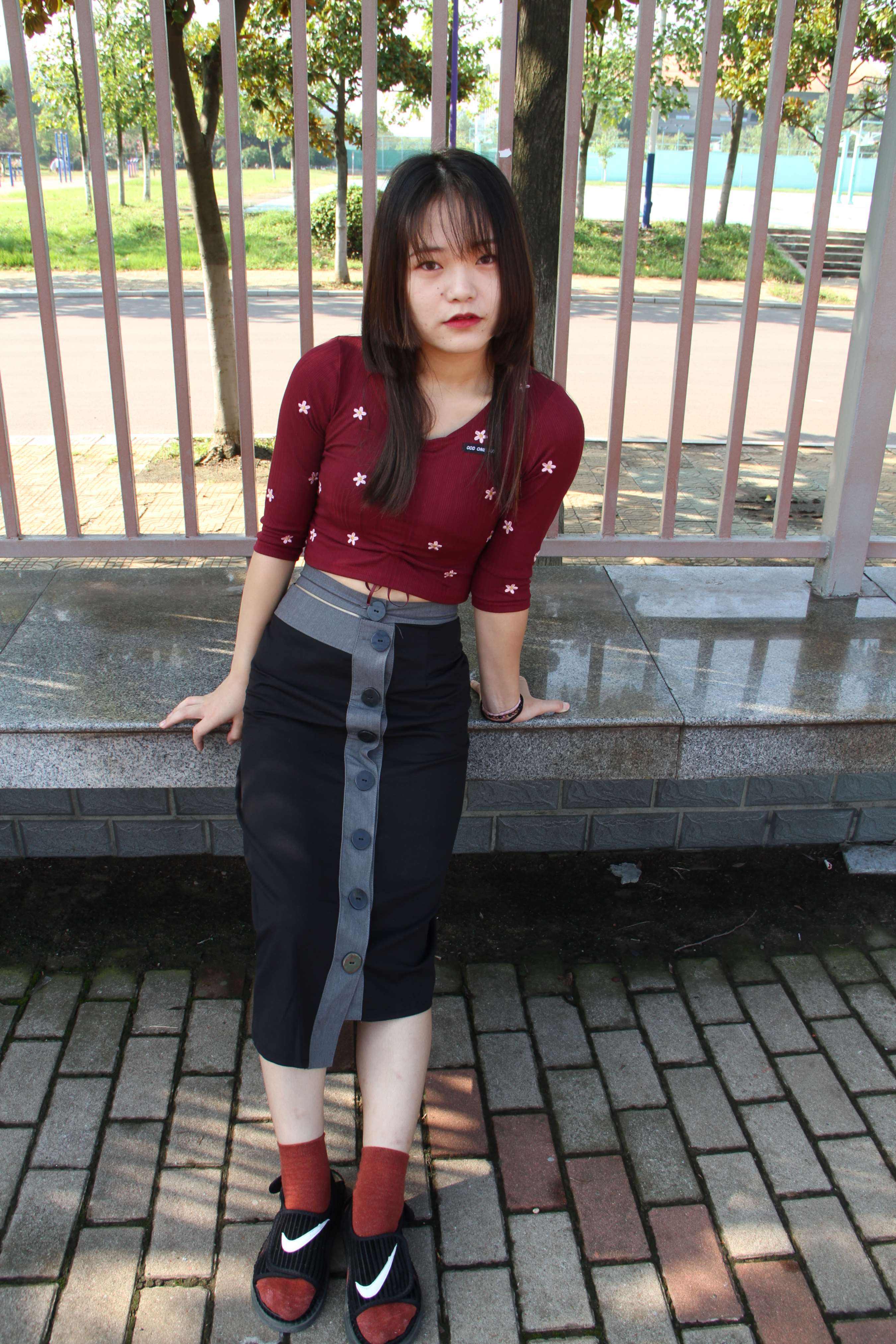 《校园一角-午间休闲》作品图