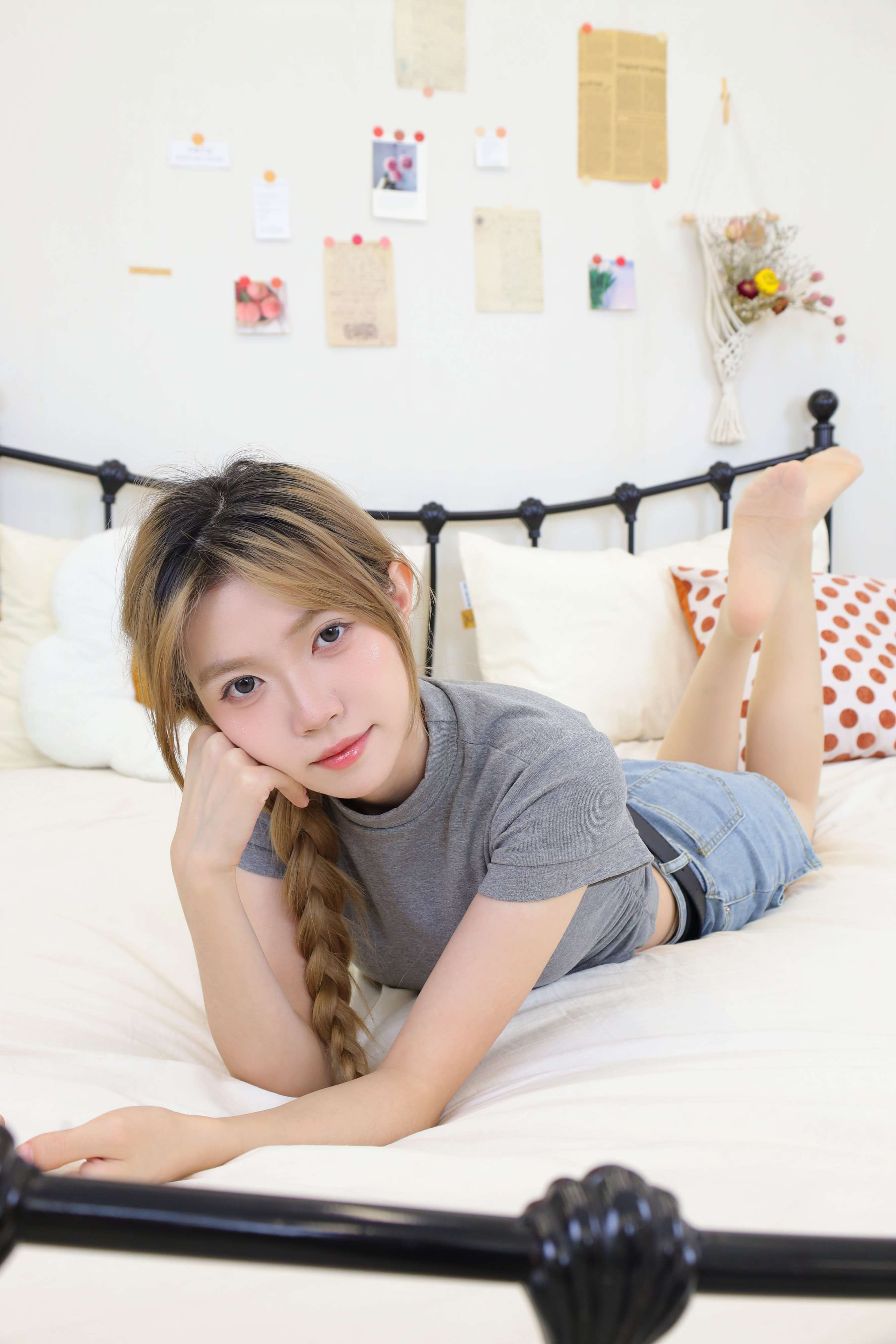 《yuuu 牛仔热裤の丝足》作品图