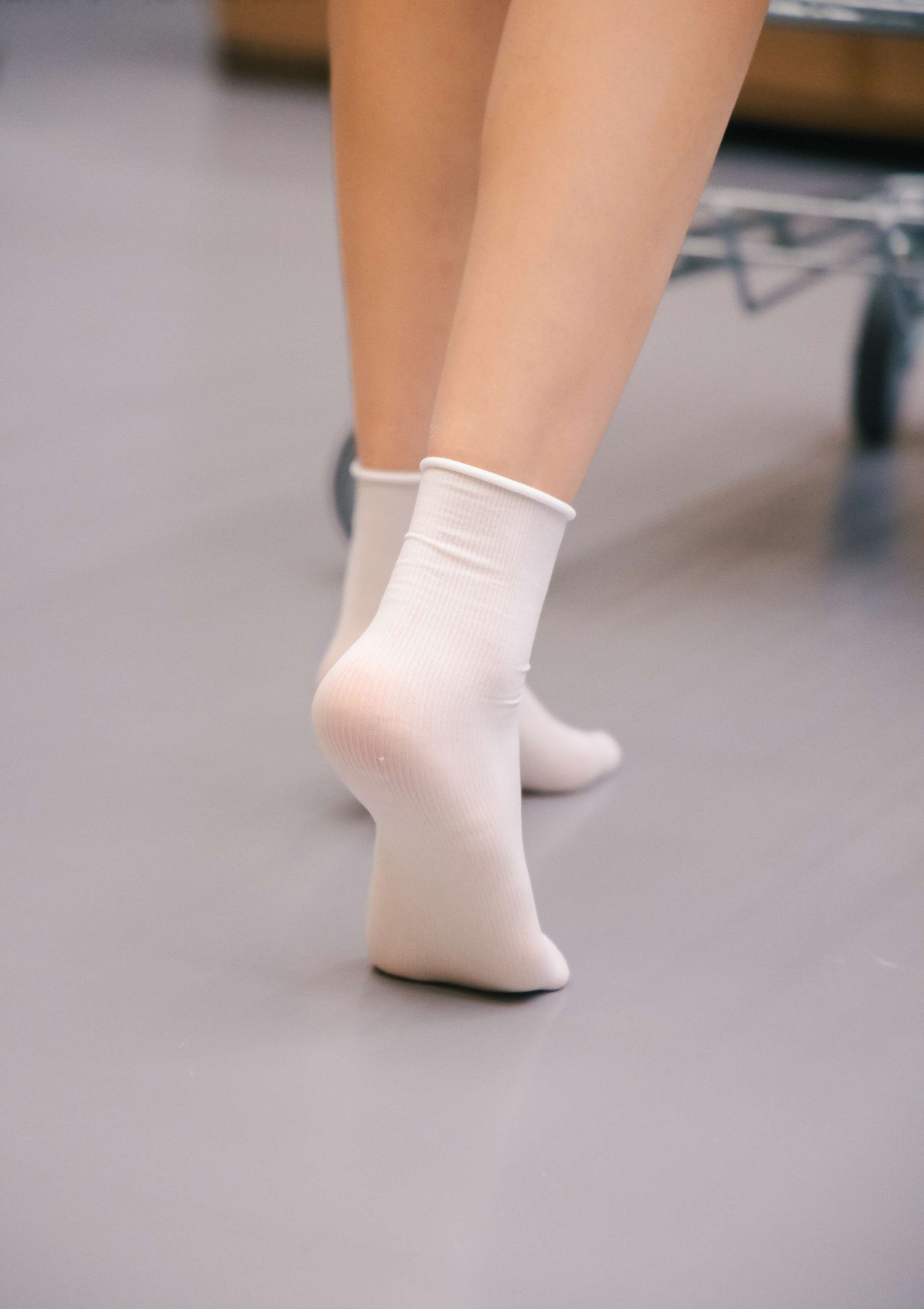 《可乐 板鞋の白棉袜、裸足》作品图