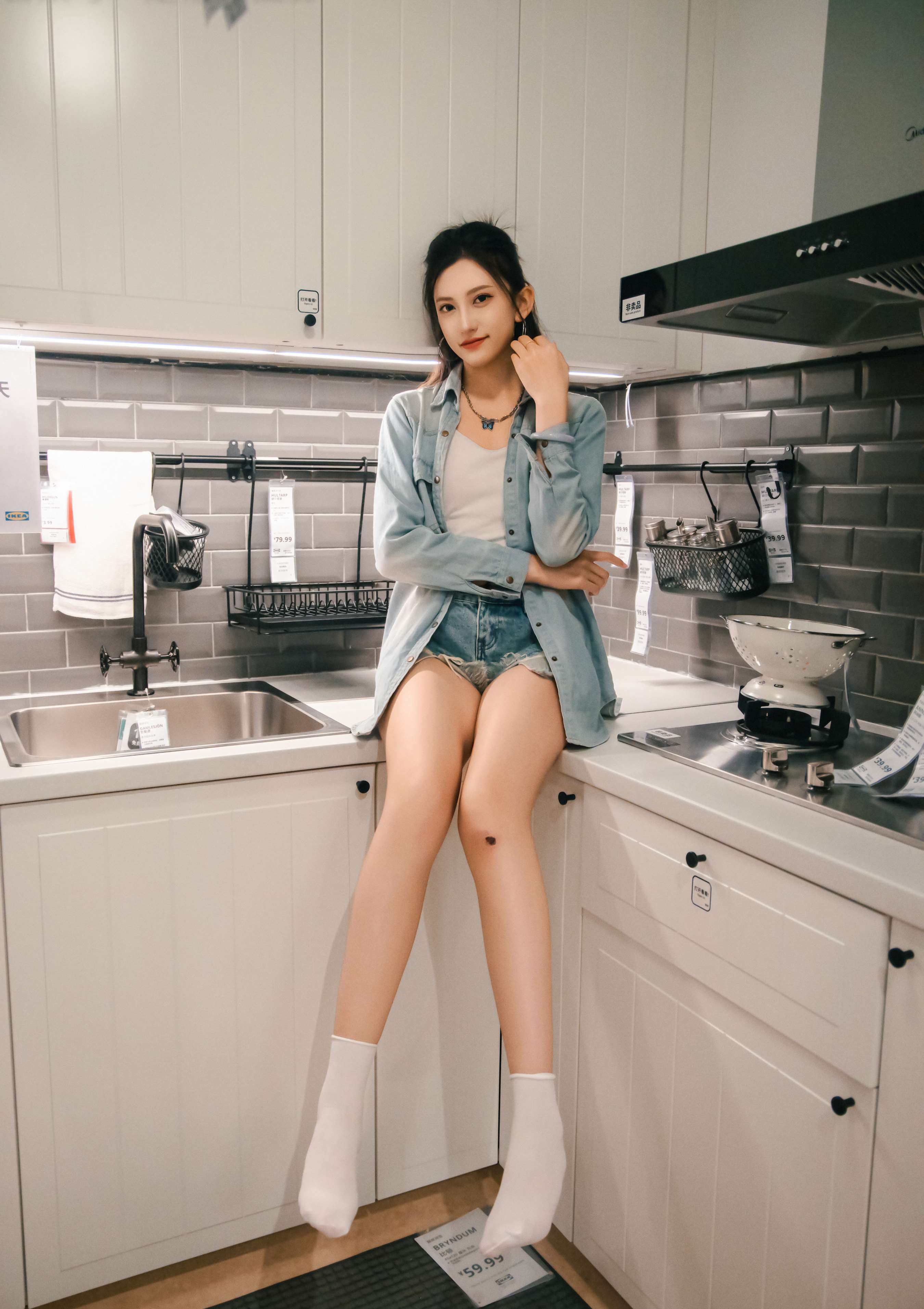 《可乐 板鞋の白棉袜、裸足》作品图