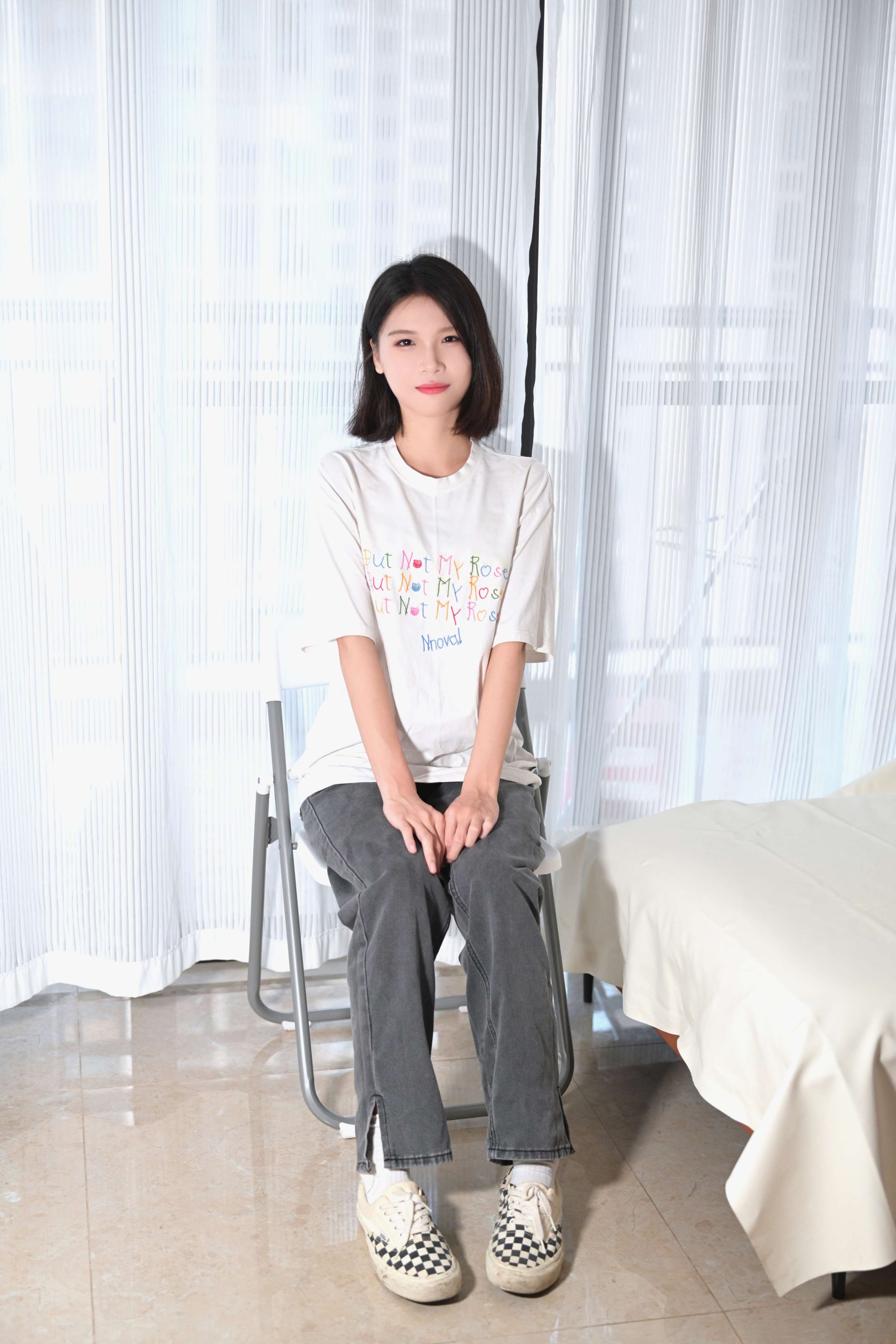 《少女 布鞋の棉袜、赤足》作品图