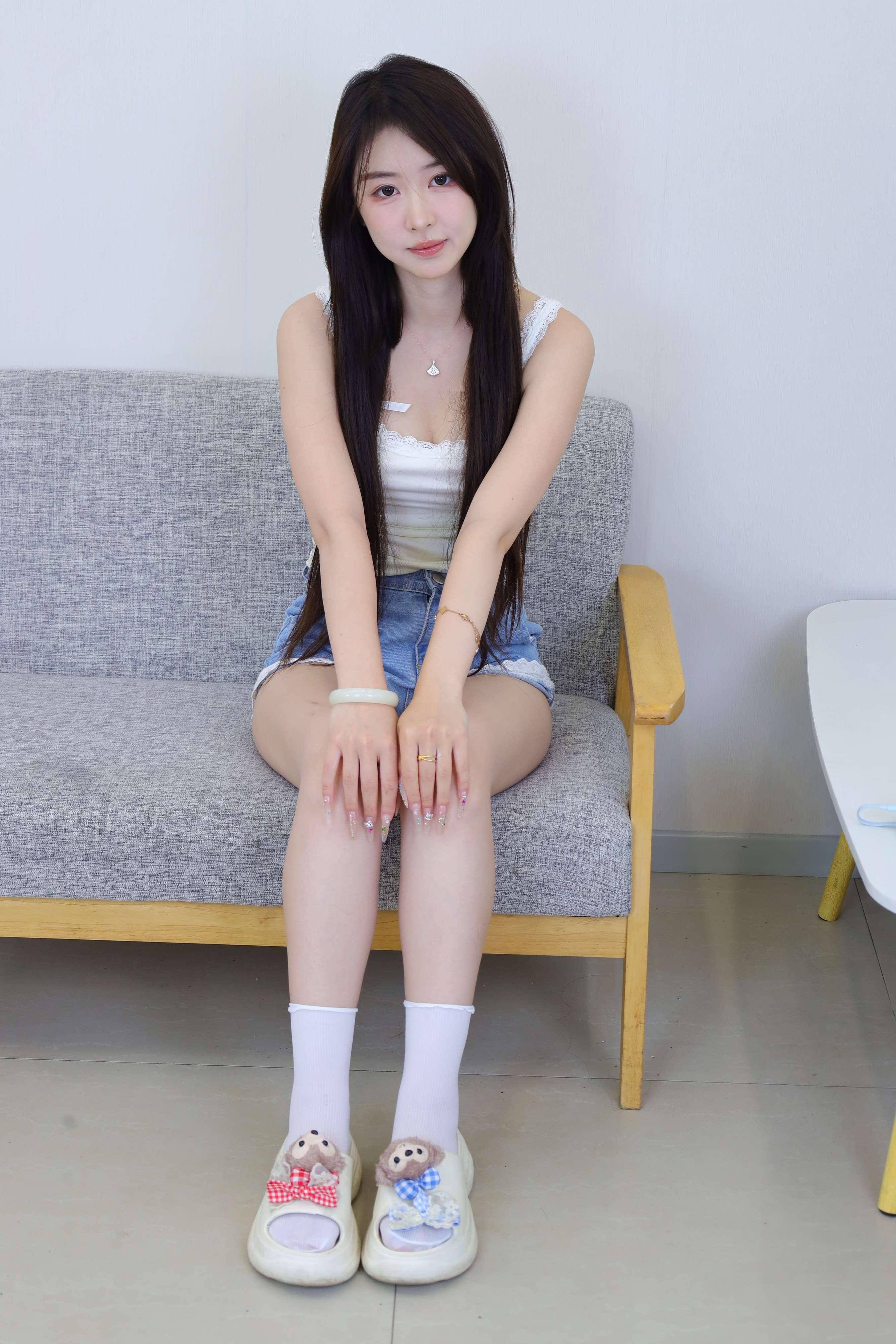 《依依 牛仔热裤の棉袜、赤足》作品图