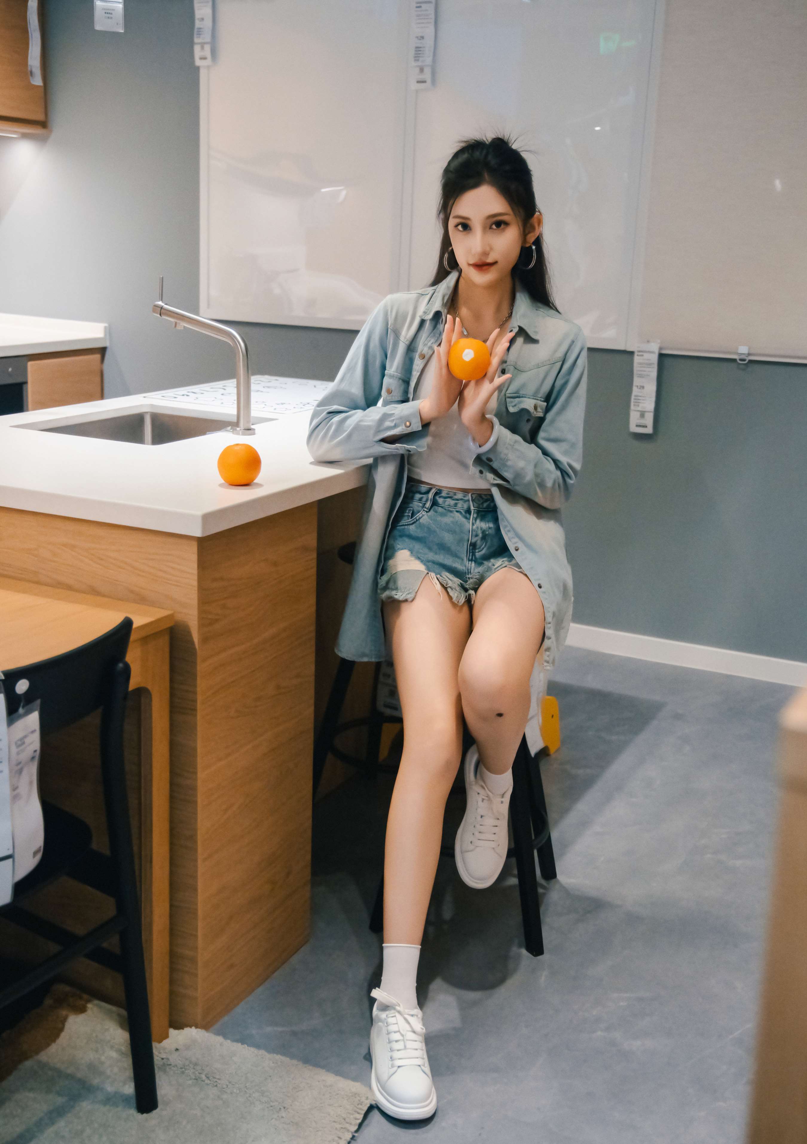 《可乐 板鞋の白棉袜、裸足》作品图