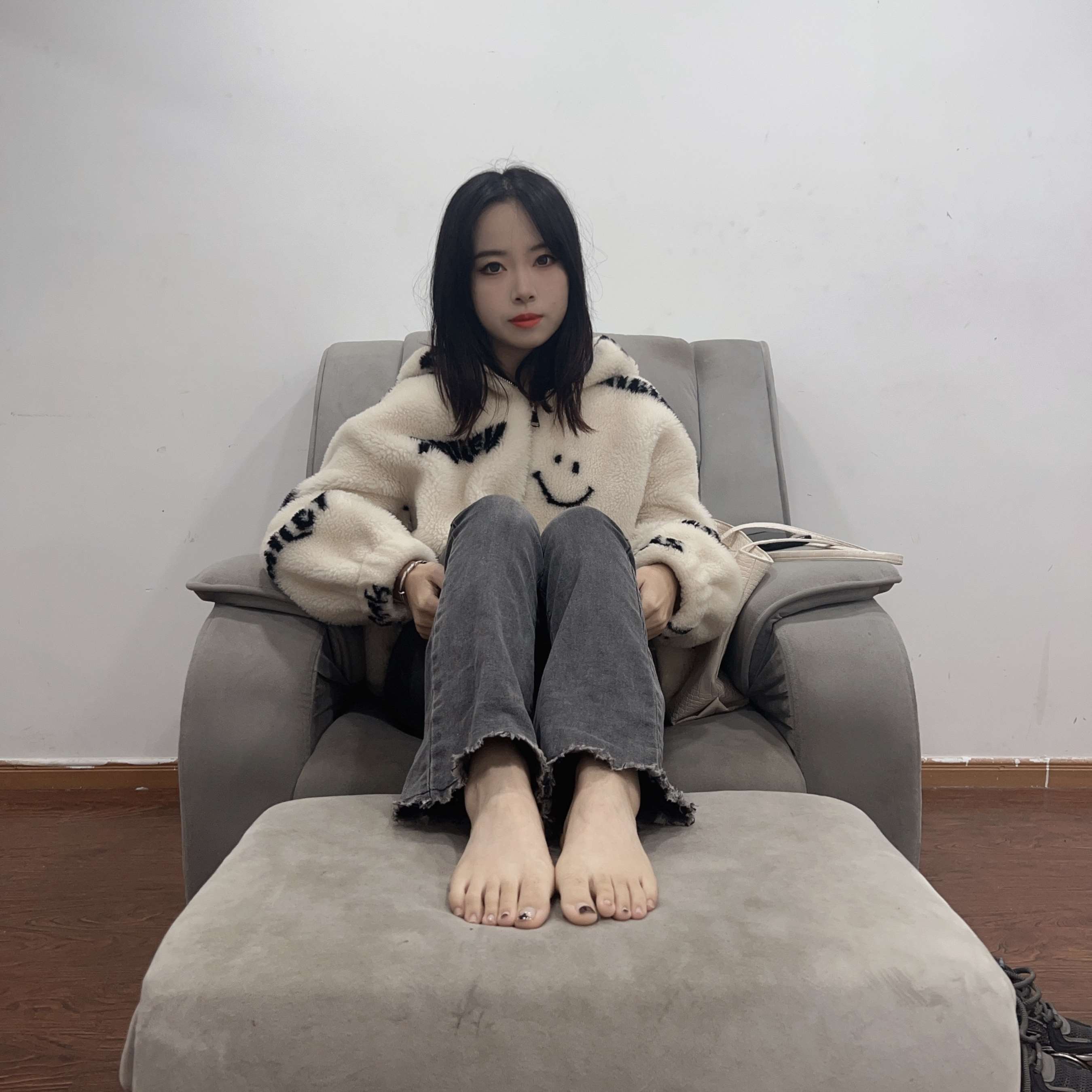 《毛衣少女-牛仔裤の嫩足》作品图