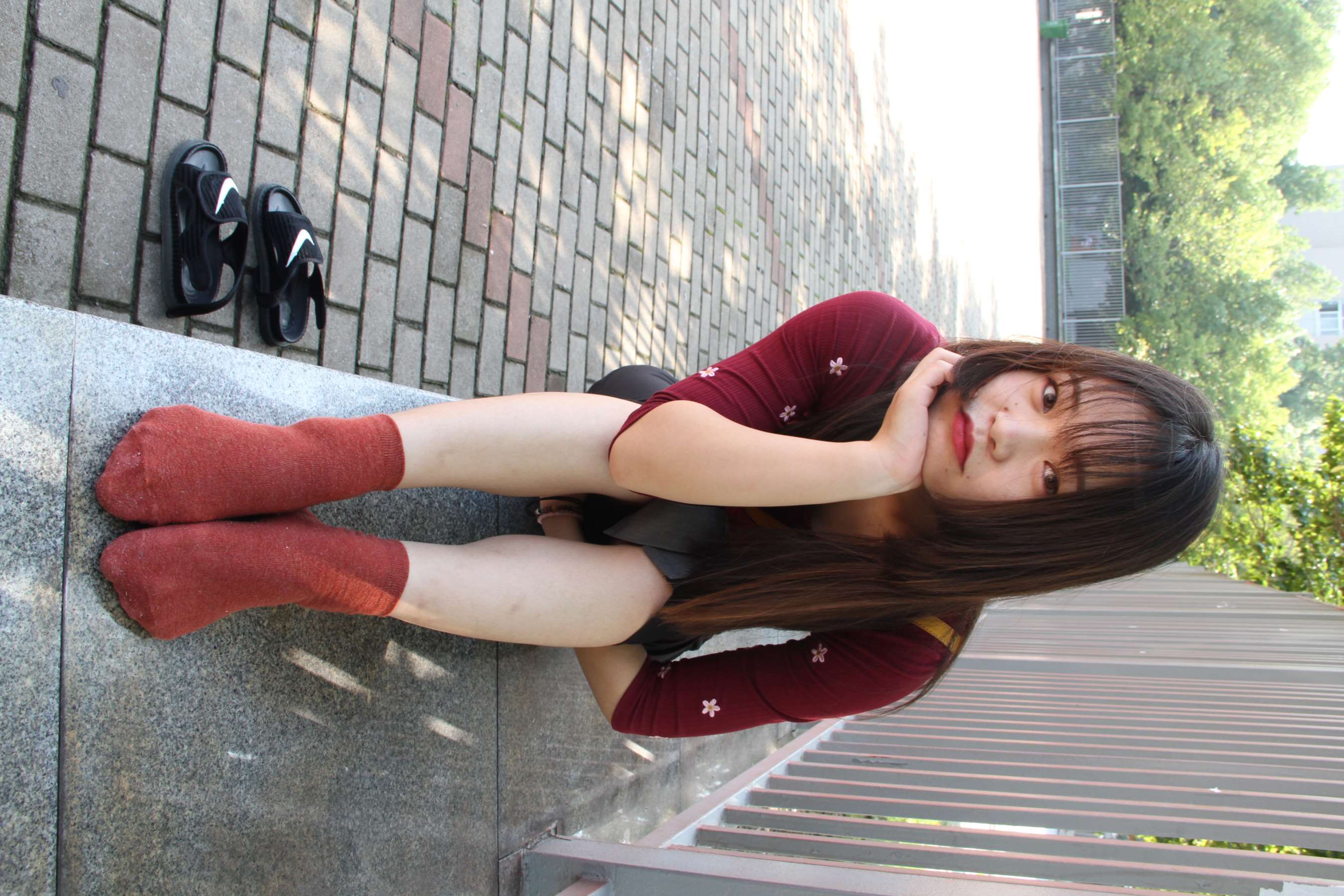 《校园一角-午间休闲》作品图