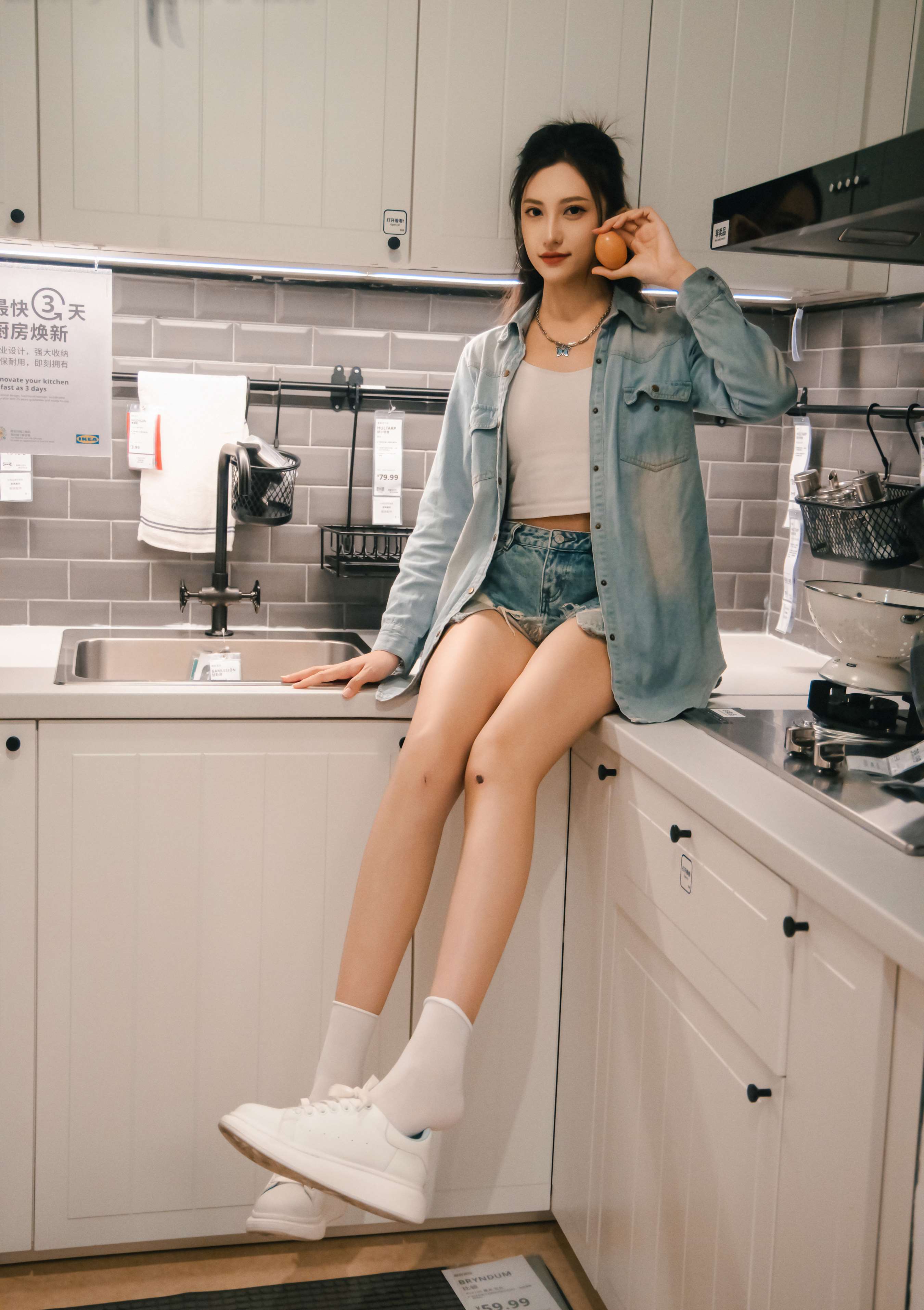 《可乐 板鞋の白棉袜、裸足》作品图