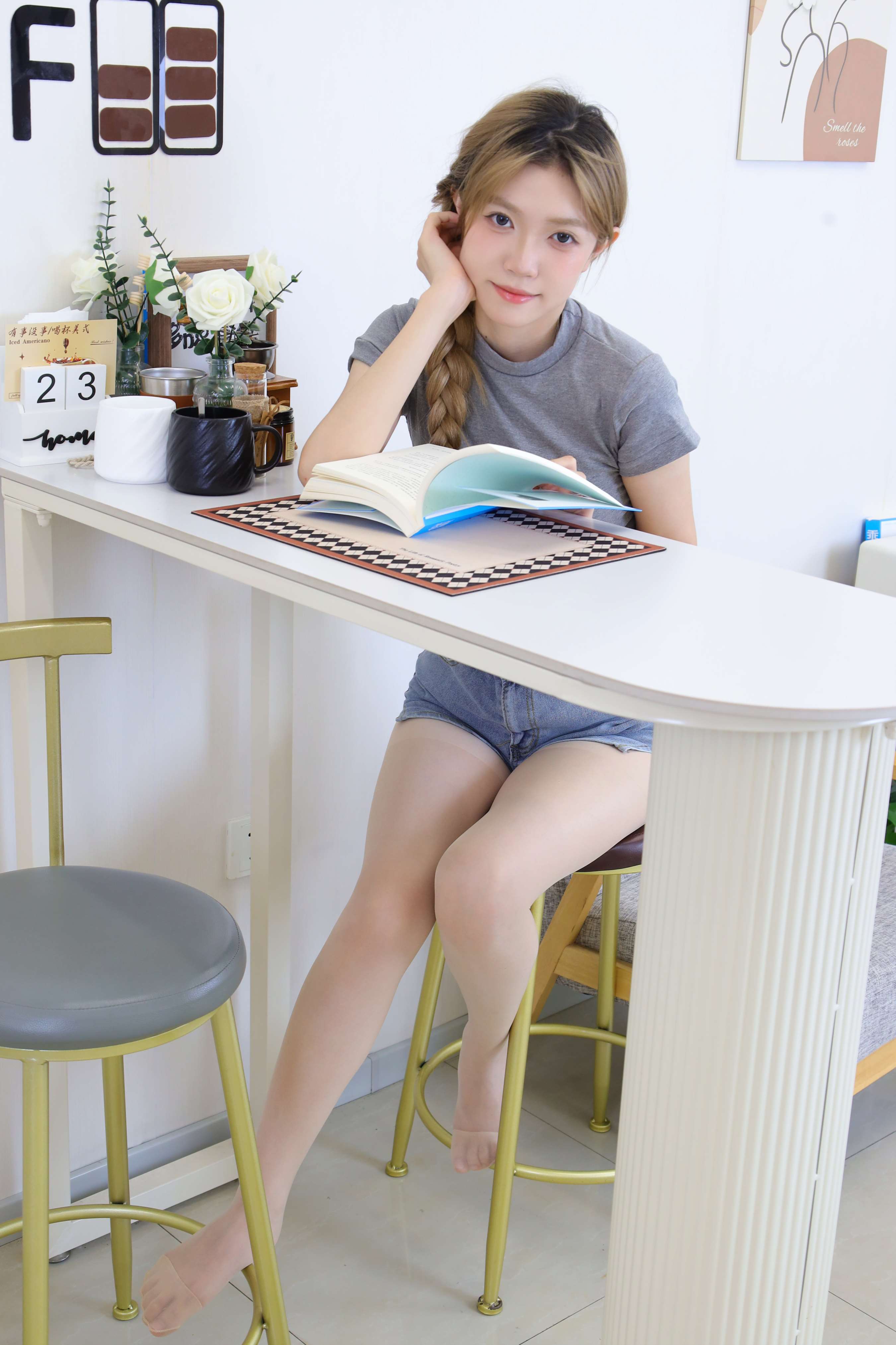 《yuuu 牛仔热裤の丝足》作品图