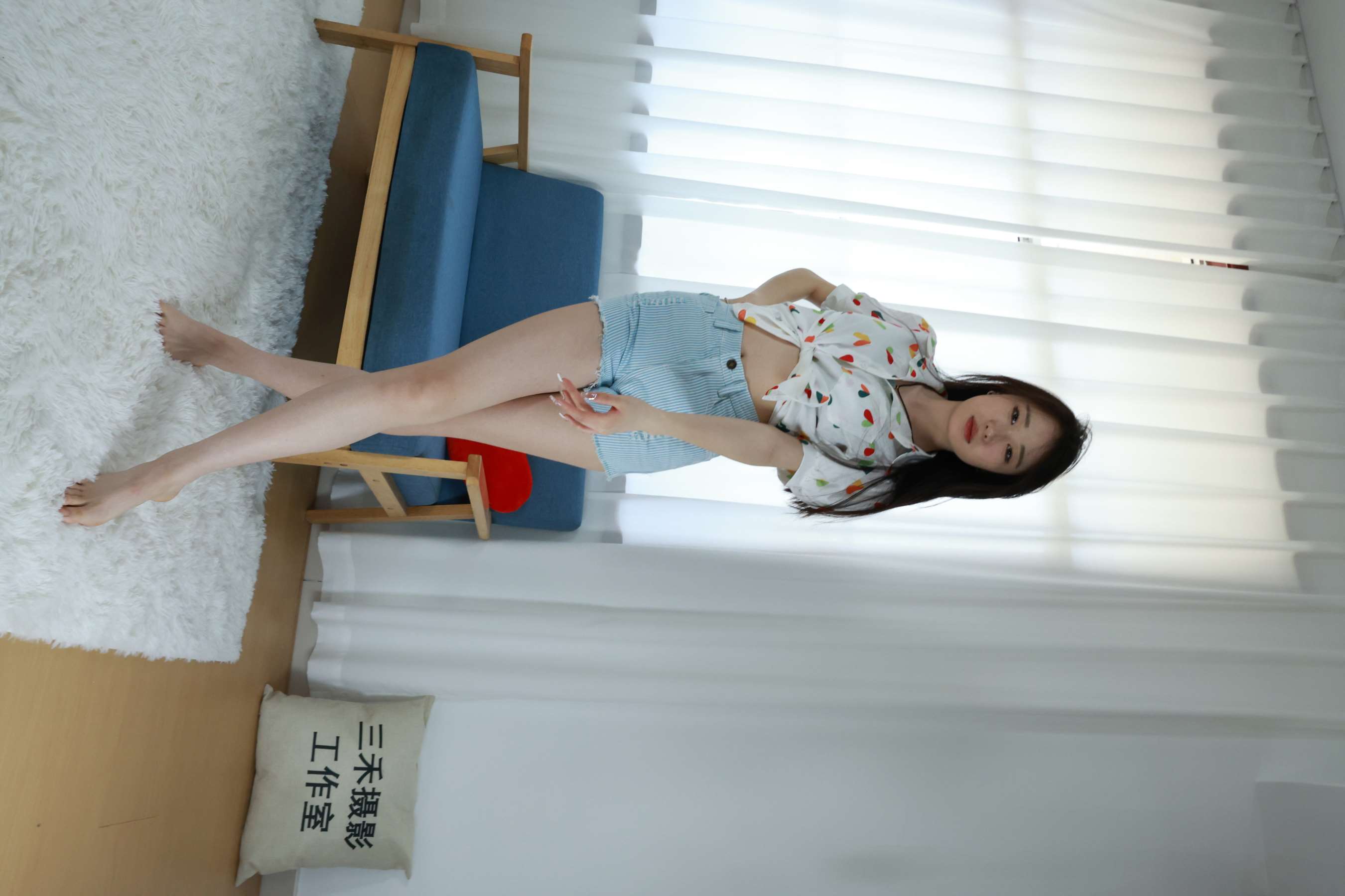 《毛毯上的牛仔热裤少女嫩足》作品图