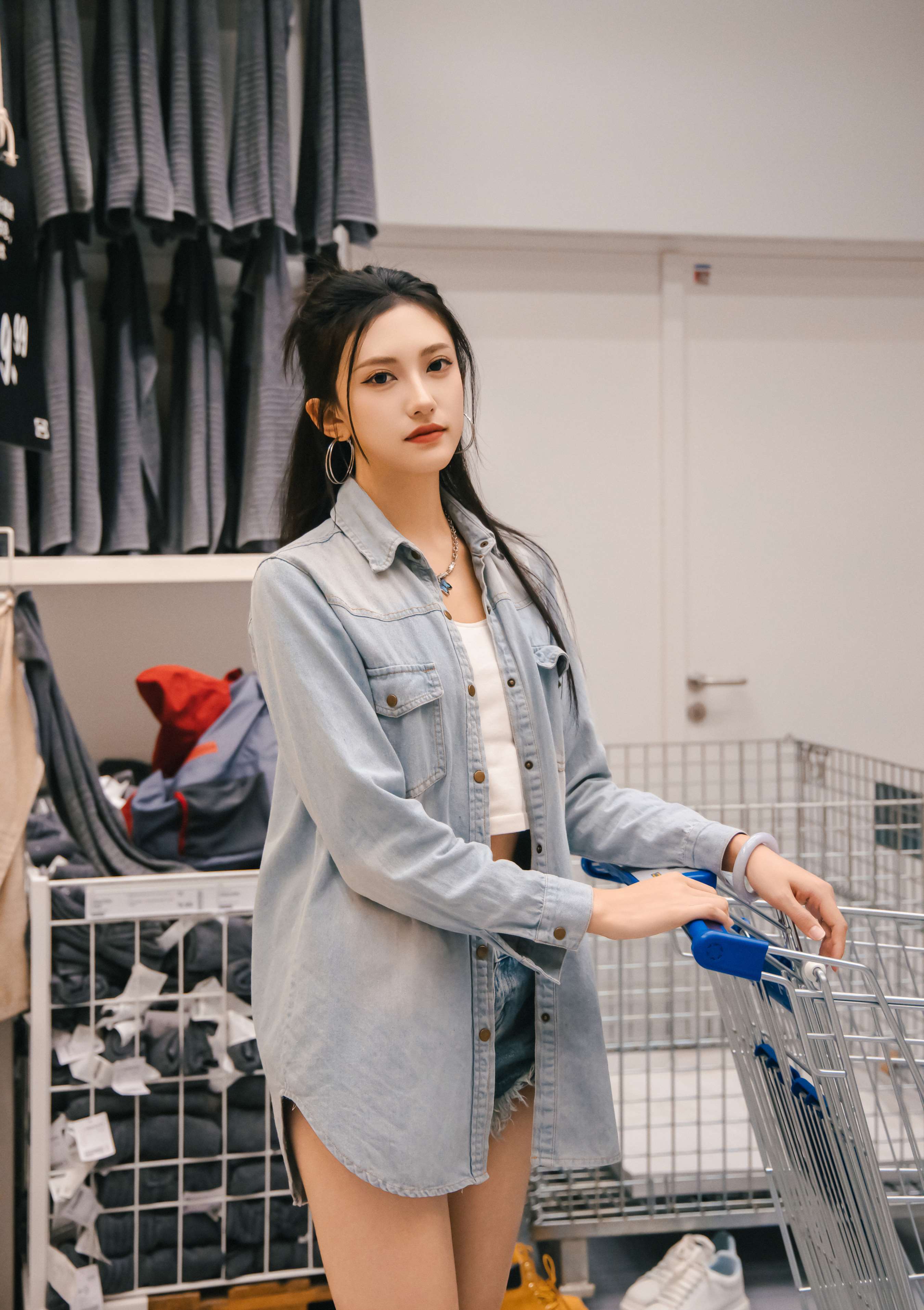 《可乐 板鞋の白棉袜、裸足》作品图