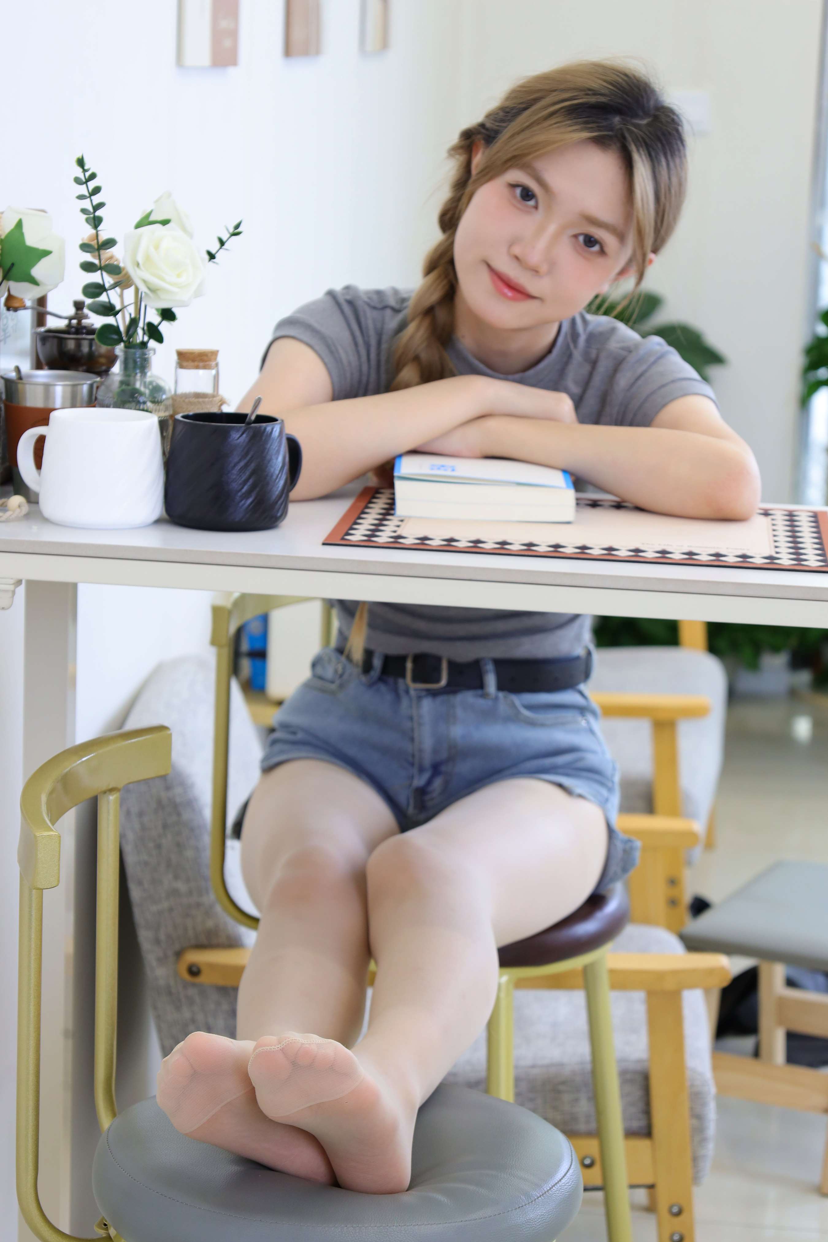 《yuuu 牛仔热裤の丝足》作品图