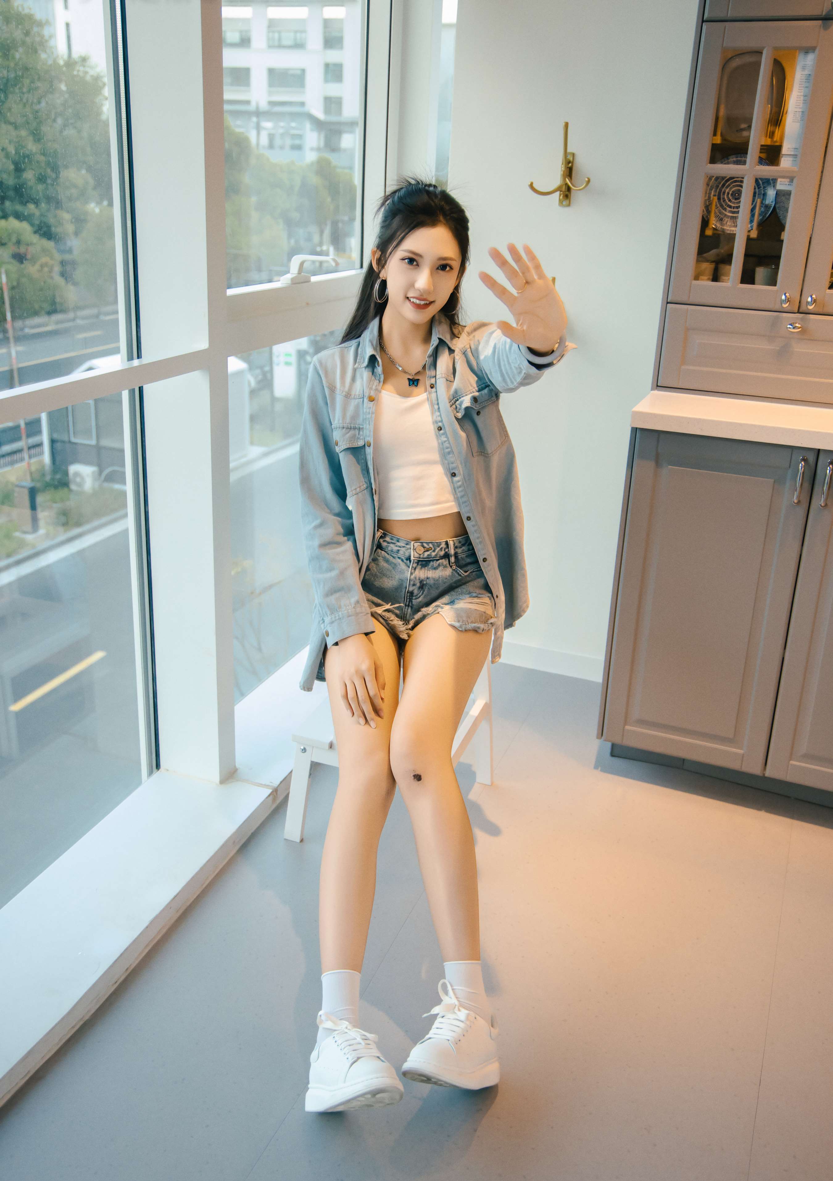 《可乐 板鞋の白棉袜、裸足》作品图