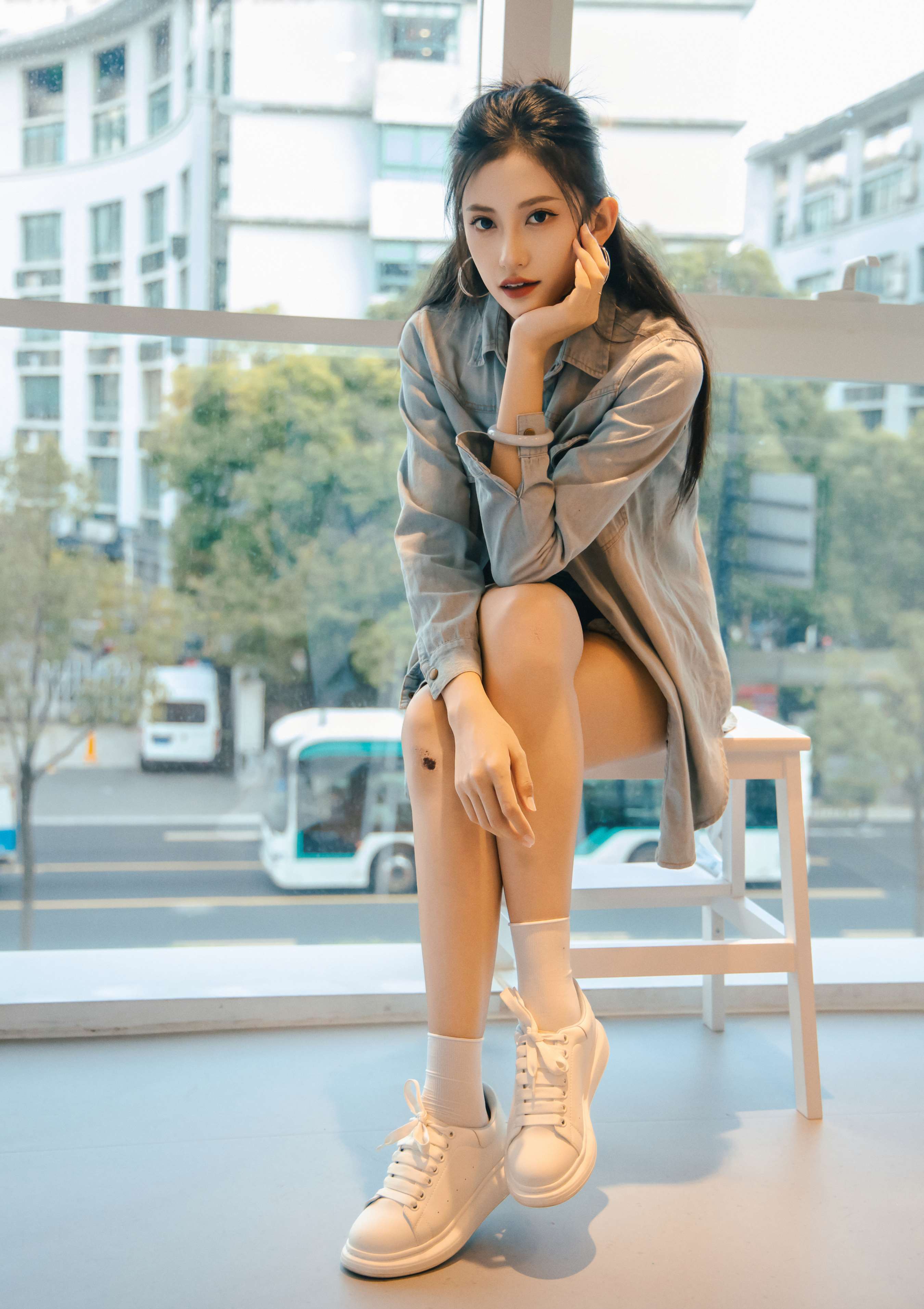 《可乐 板鞋の白棉袜、裸足》作品图