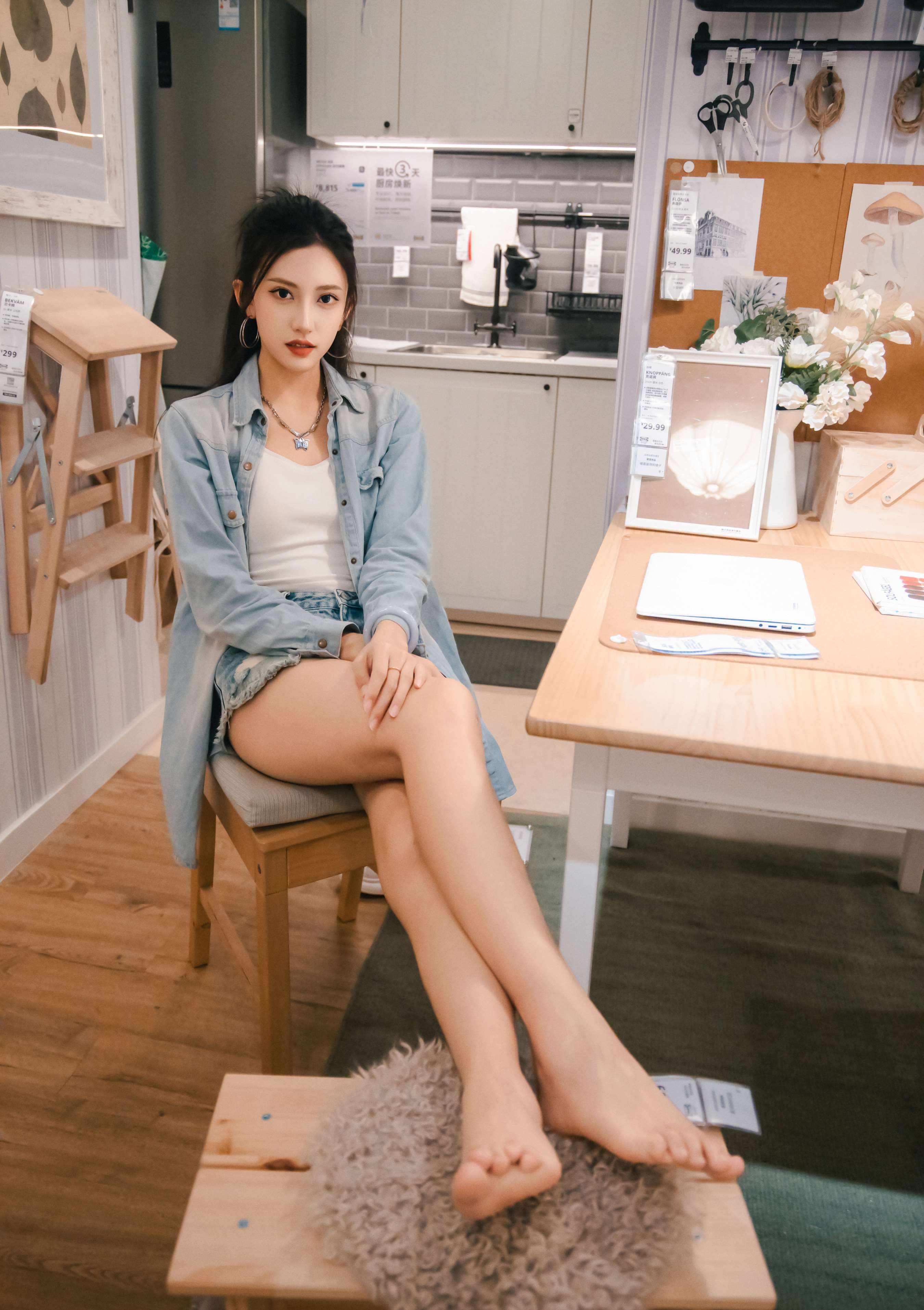 《可乐 板鞋の白棉袜、裸足》作品图