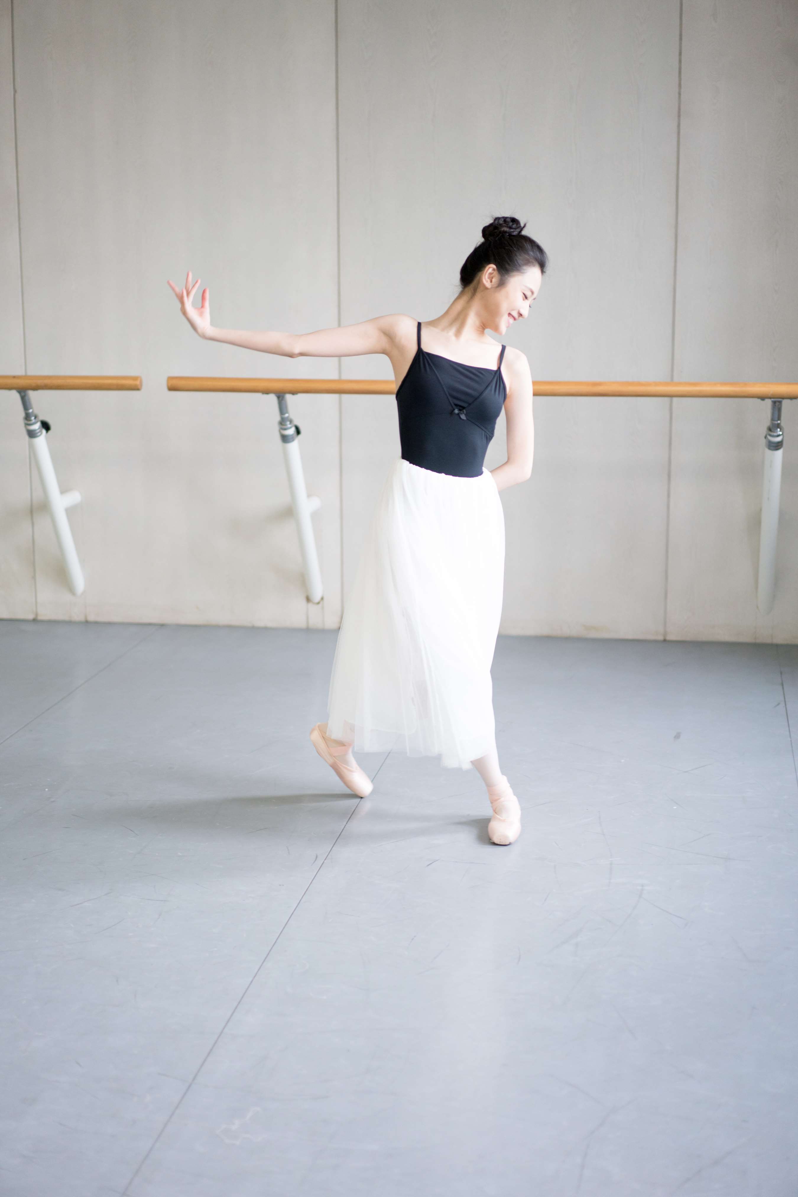 《舞蹈生芭蕾白裙练舞》作品图