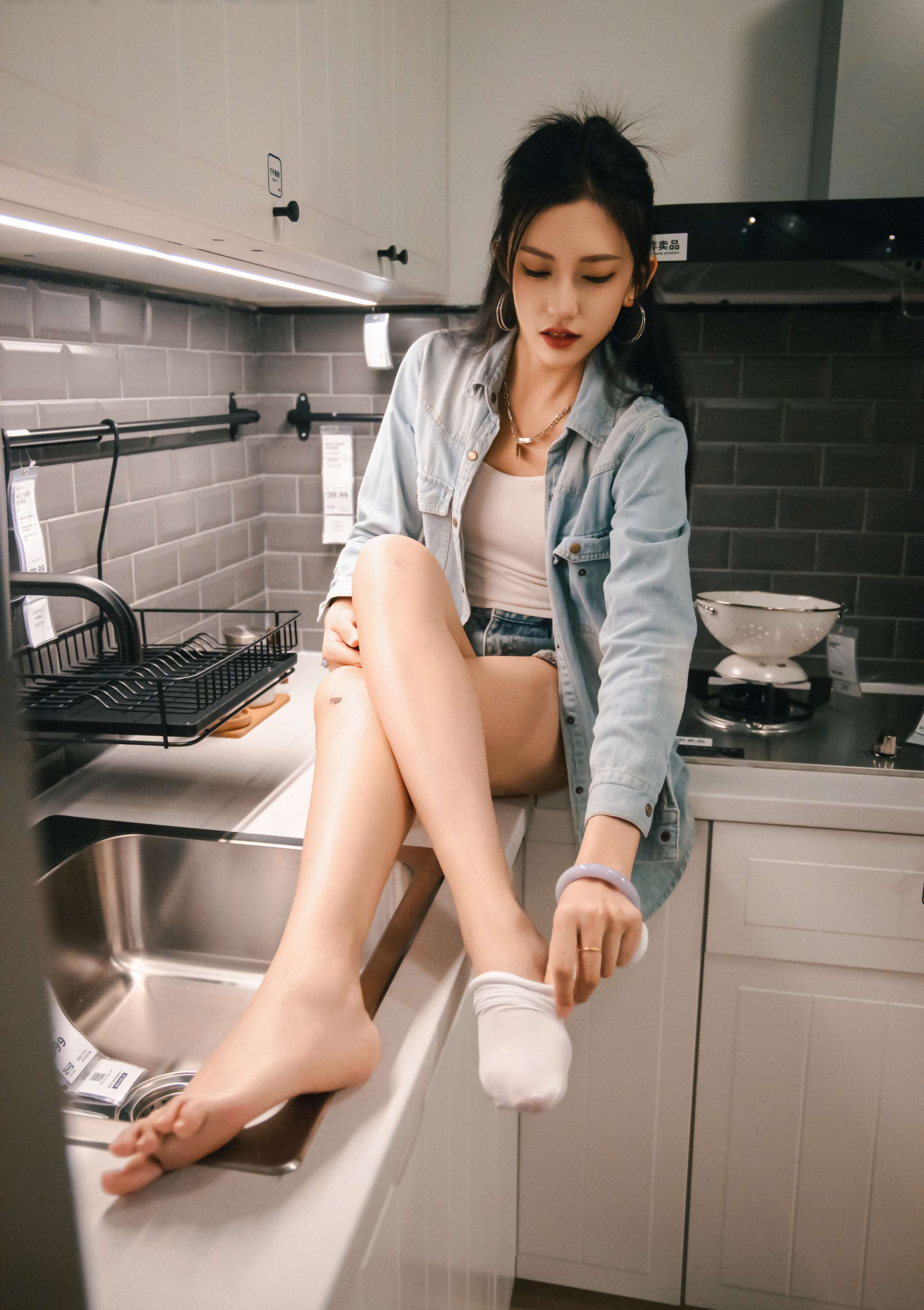 《可乐 板鞋の白棉袜、裸足》作品图