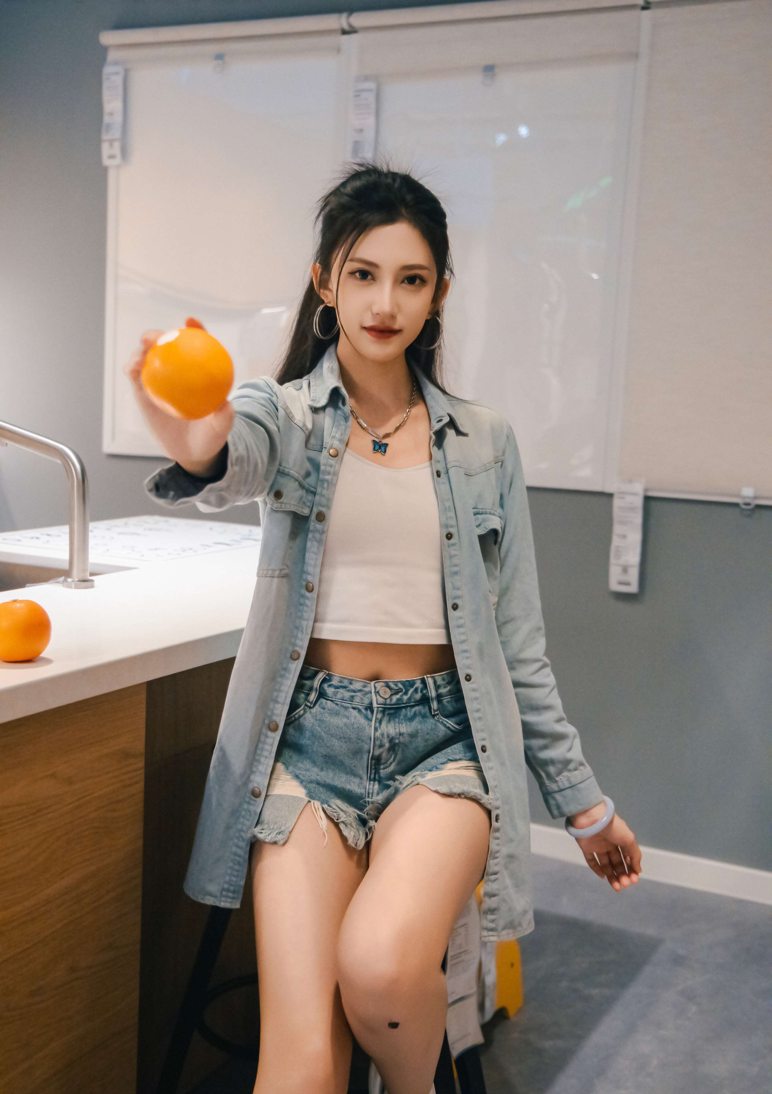 《可乐 板鞋の白棉袜、裸足》作品图