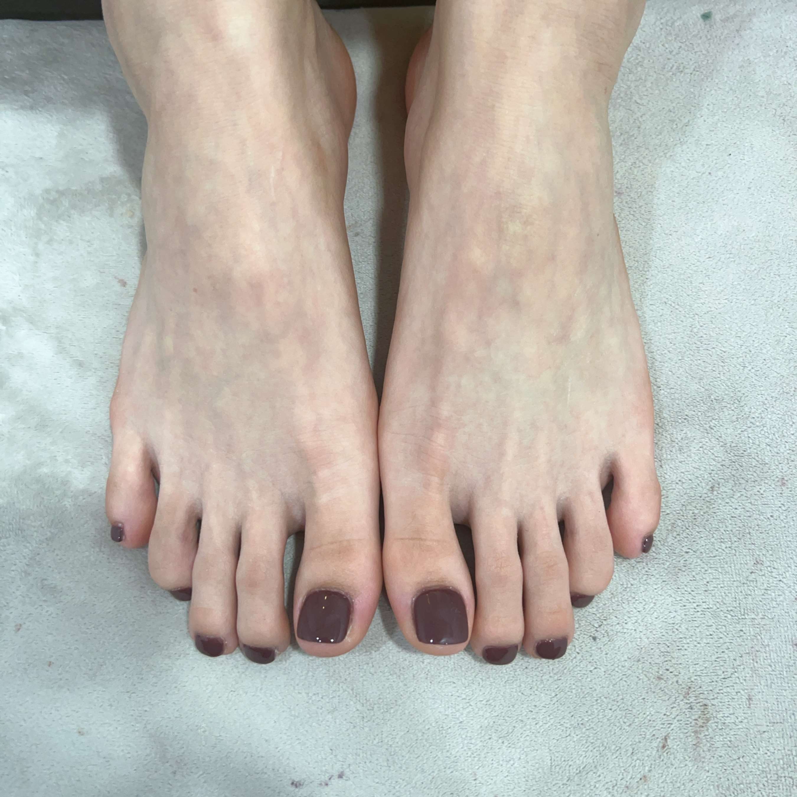 《黄衣少女的嫩足》作品图