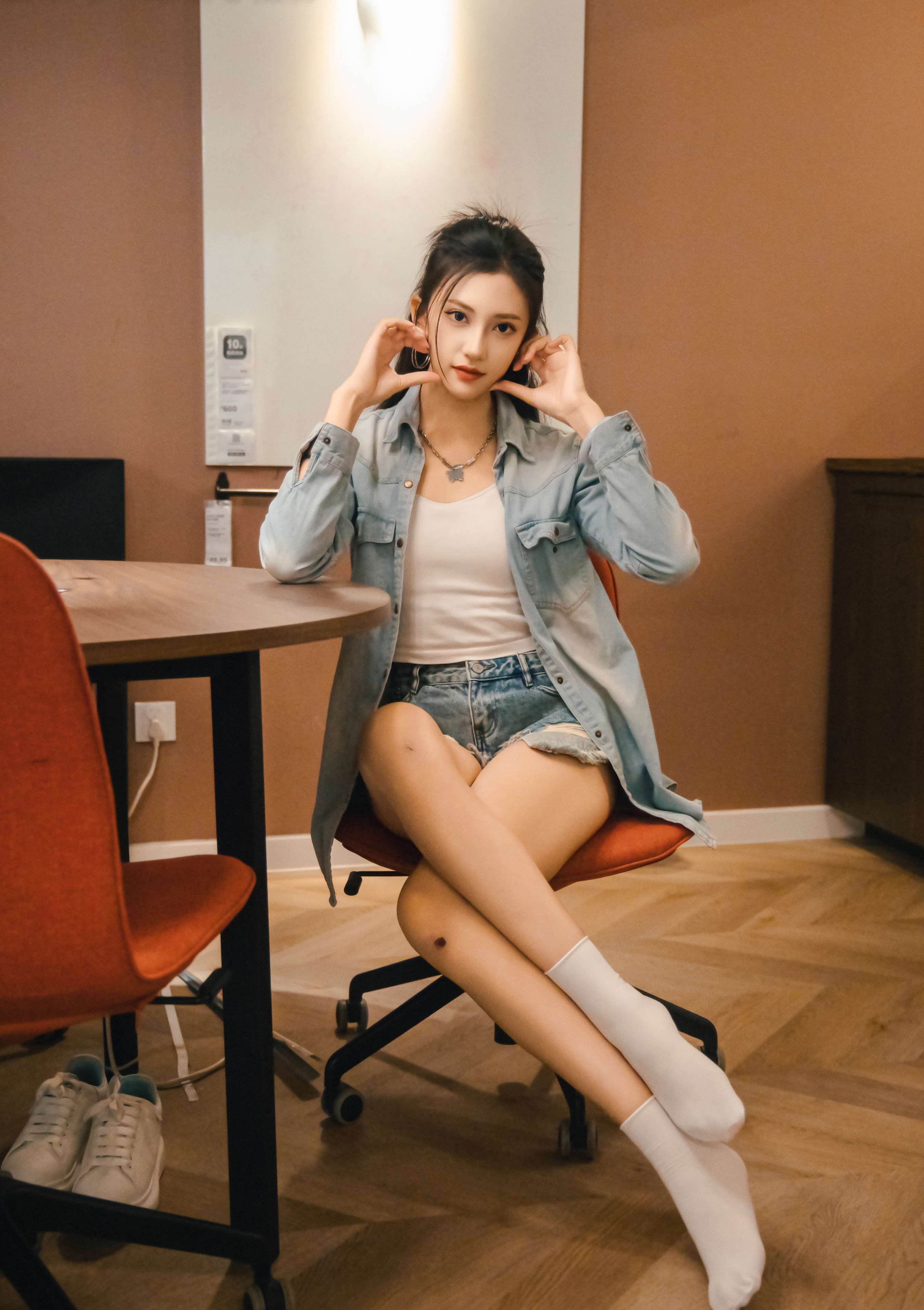 《可乐 板鞋の白棉袜、裸足》作品图