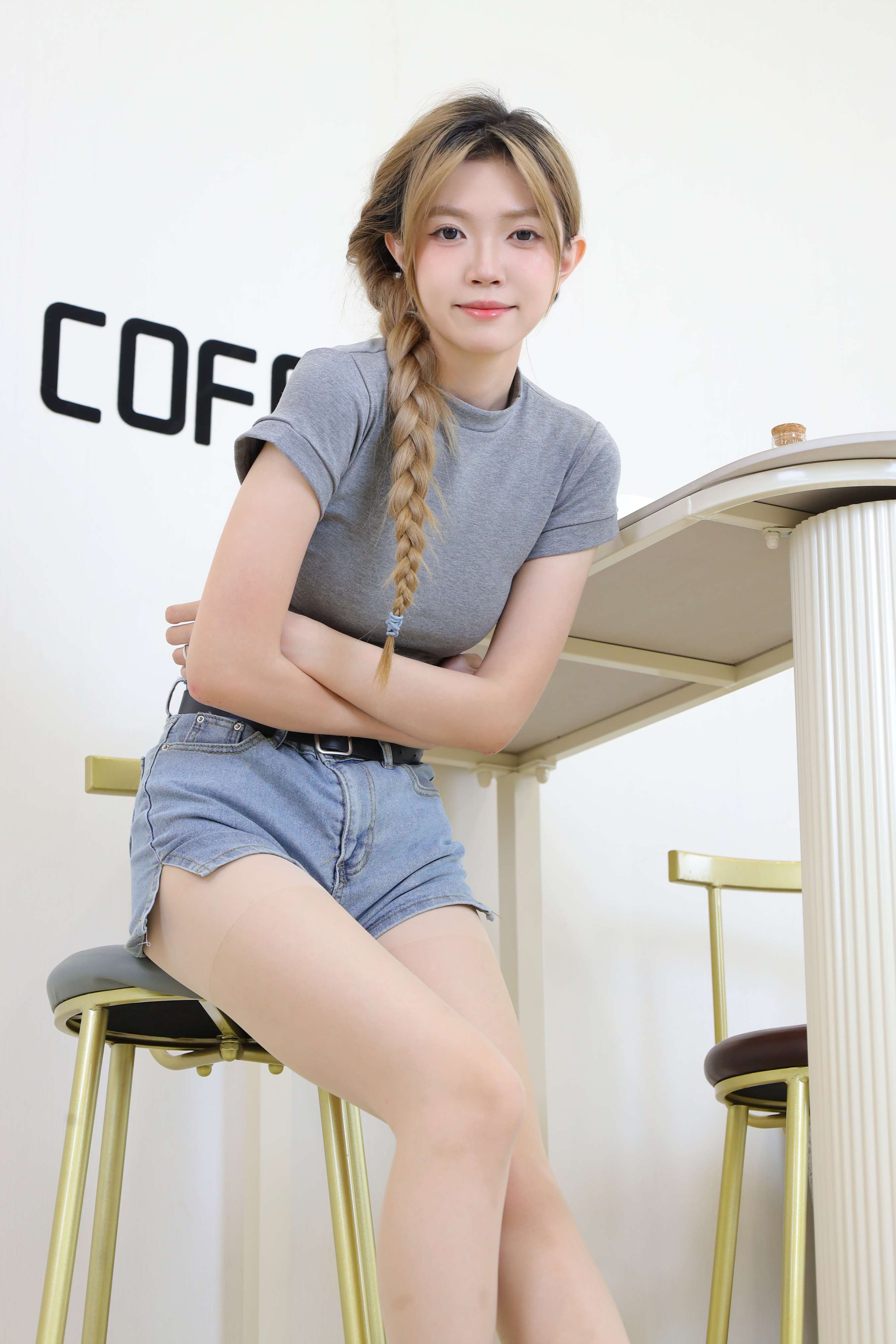 《yuuu 牛仔热裤の丝足》作品图